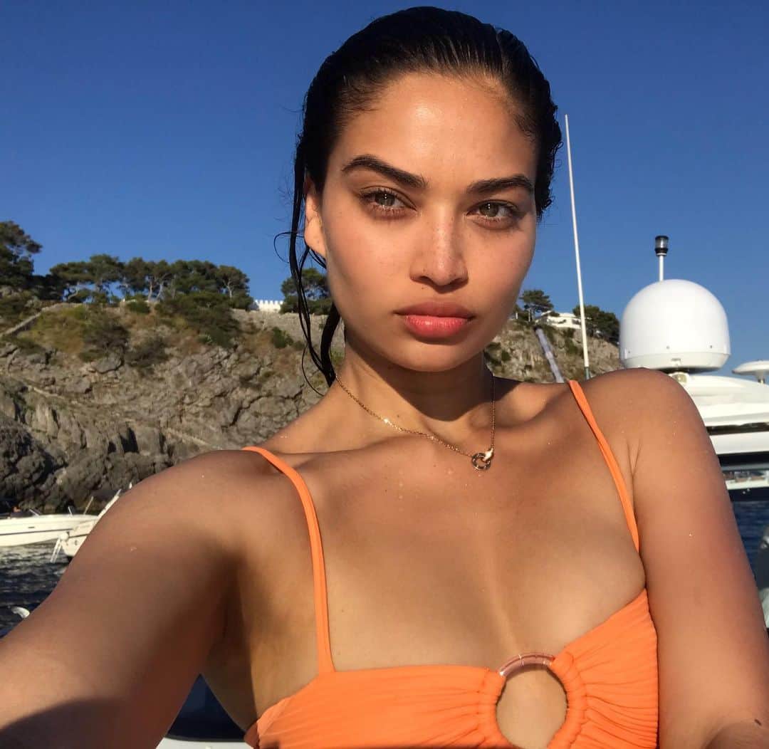 シャニーナ・シャイクのインスタグラム：「Sunshine gold 🍊」