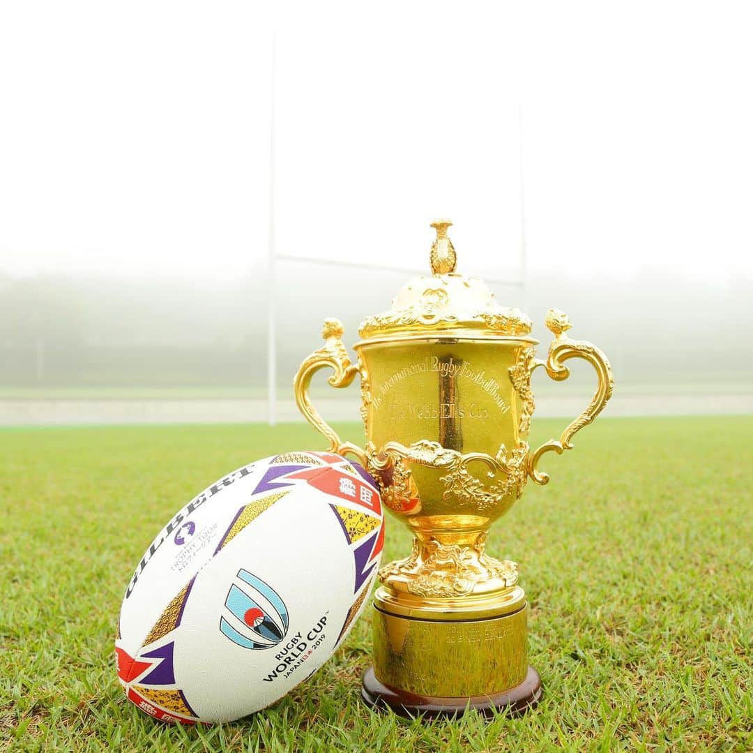 ラグビーワールドカップさんのインスタグラム写真 - (ラグビーワールドカップInstagram)「. 🏆#トロフィーツアー 静岡編🏆 . ウェブ・エリス・カップは 裾野市運動公園陸上競技場へ🗻🌸 . グラウンドを覆った濃霧が、神秘的な雰囲気を醸し出しました✨ . #RWC2019 #Rugby #Rugbygram #Sport #Shizuoka #Susono #Mist #Fog #Rain #WebbEllisCup #Trophy #ラグビー #静岡 #裾野」7月2日 18時04分 - rugbyworldcupjp