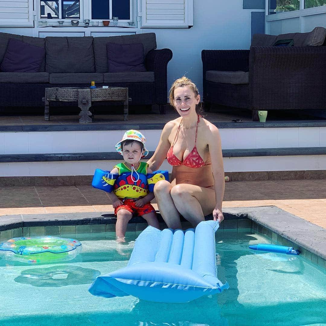 ターニャ・テイトさんのインスタグラム写真 - (ターニャ・テイトInstagram)「Having a dip in our private pool at the villa. Keeping Ozzie extra safe with his armbands with jacket. We still hold him in the water. But it’s an extra safety feature. He goes weekly swimming lessons and wears no supports, but as he is only young it’s just introducing him to the water. He is now 19 months old and loves splashing. ... ... How will you be spending your day? ... ... #tanyatate #queentanyatate #ozzie #oswald #myson #19monthsold #lanzarote #armbands #pool #swimmingpool」7月2日 17時57分 - tanyatate