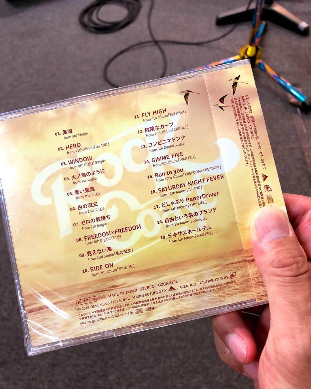 吉本大樹さんのインスタグラム写真 - (吉本大樹Instagram)「今日は7/14から始まる [doa 15th Summer Live “open_door” 2019]のリハーサル✌🏻 そしてロックばっかぶっ込んだアルバムを今日本人特権で一足先にGet🤪‬ ‪#doa #15周年記念 #ベストアルバム #BestSelection 1枚のベストを出すつもりが募ったリクエスト数が多すぎたのでRock、Middle、Balladの3枚リリースすることに。 そんなベストの第一弾 #RockCoast 🎸‬は‪7/10 Release っす🤘🏻‬ ‪http://d-o-a.jp‬」7月2日 17時58分 - hiroyoshimoto