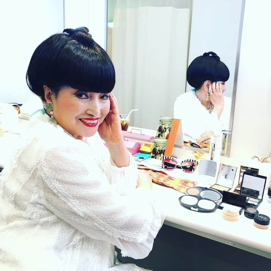 黒柳徹子さんのインスタグラム写真 - (黒柳徹子Instagram)「ここは、「徹子の部屋」の楽屋です。今日も、本番撮りました。 明日は、渋谷のオーチャードホールで「徹子の部屋クラッシック」のコンサート。 フジコ ヘミングさんに、久しぶりに会える💕 今から、楽しみ！」7月2日 17時59分 - tetsukokuroyanagi