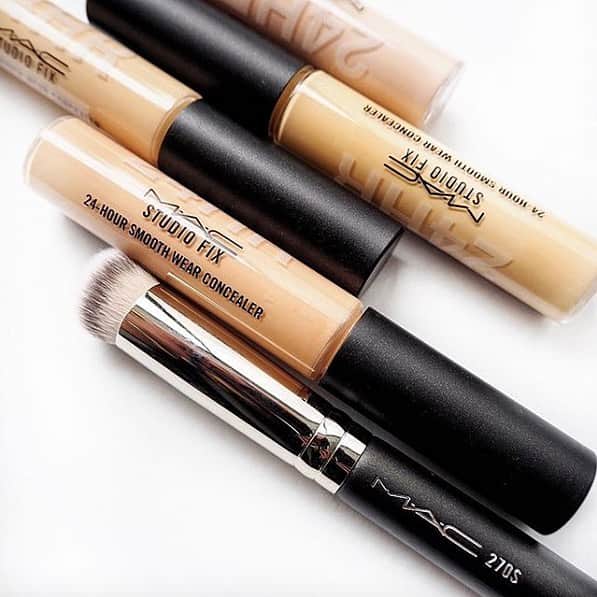 M∙A∙C Cosmetics Japanのインスタグラム：「⠀ 軽い付け心地なのにカバー力抜群のコンシーラー♥ プロのアーティストもファッションショーのバックステージで愛用しているアイテム✨ [スタジオ フィックス スムース ウェア コンシーラー] ⠀ REGRAM: @macpro_tokyo PHOTO BY @rino416 ⠀ ⠀ ⠀ ⠀ ⠀ ⠀ #MACCosmeticsJapan #MACコスメ #MACCosmetics  #MAC  #コスメ #メイク #MACSTUDIOFIX #コンシーラー #STUDIOFIX #スタジオフィックス #LONGLASTING #COVER #カバー力」