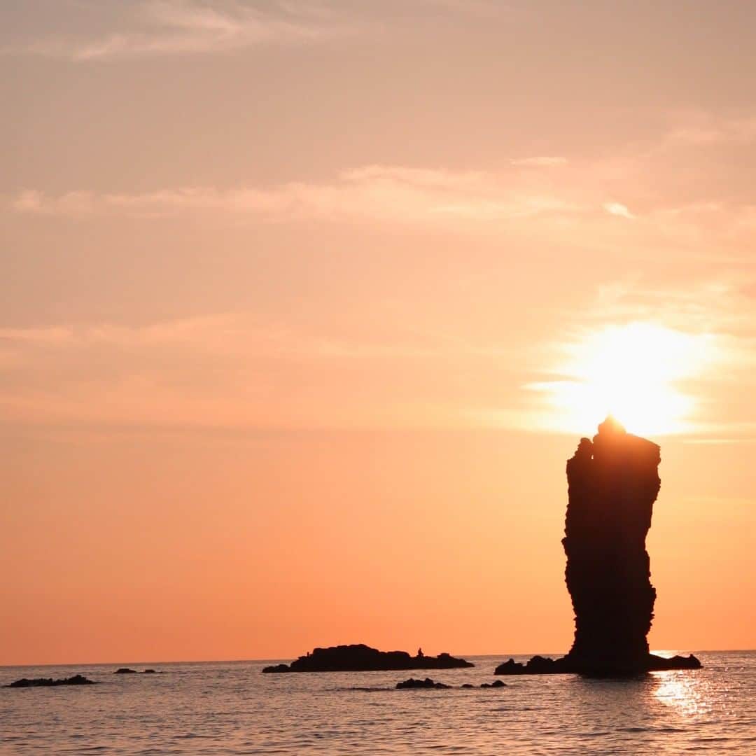 楽天トラベル さんのインスタグラム写真 - (楽天トラベル Instagram)「#島根県 ： #隠岐諸島 夕陽が奇岩の先端と重なる ローソクが灯ったような絶景が見られる #ローソク島 ✨ , 隠岐諸島は島根半島の北方約80ｋｍに位置し 大小約180を超える島で構成される群島🌄 自然環境や文化、歴史などの資源が貴重とされ ユネスコの #世界ジオパーク に登録されています😉 . ************************ 旅先で撮った素敵な写真に @rakutentravel をタグ付けしてシェアしてね♪ 厳選してこのアカウントで紹介させていただきます！ ************************ . #楽天トラベル  #旅 #旅行 #旅に出よう #旅行好きな人と繋がりたい #日本 #일본  #rakutentravel #travel #trip #japan  #instagramjapan #IG_JAPAN #japantrip #lovetraveling #shimane」7月2日 18時00分 - rakutentravel