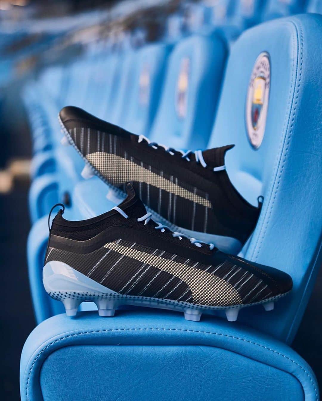 PUMA Footballさんのインスタグラム写真 - (PUMA FootballInstagram)「Nothing says CTID quite like these 😍  DISCLAIMER: PUMA does not recommend wearing these boots in the terraces, down the shop, at the pub, or in the chippy but damn do they look good paired with a CITY tracksuit.  Introducing the @mancity pack. Tap for more.」7月2日 18時03分 - pumafootball