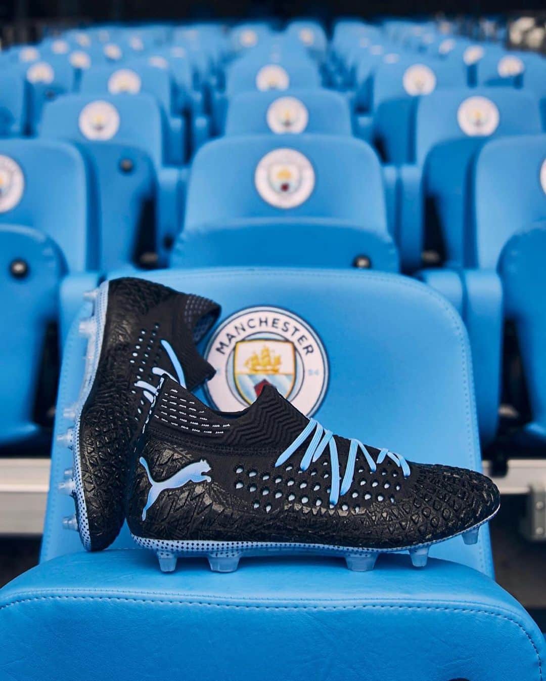 PUMA Footballさんのインスタグラム写真 - (PUMA FootballInstagram)「Nothing says CTID quite like these 😍  DISCLAIMER: PUMA does not recommend wearing these boots in the terraces, down the shop, at the pub, or in the chippy but damn do they look good paired with a CITY tracksuit.  Introducing the @mancity pack. Tap for more.」7月2日 18時03分 - pumafootball