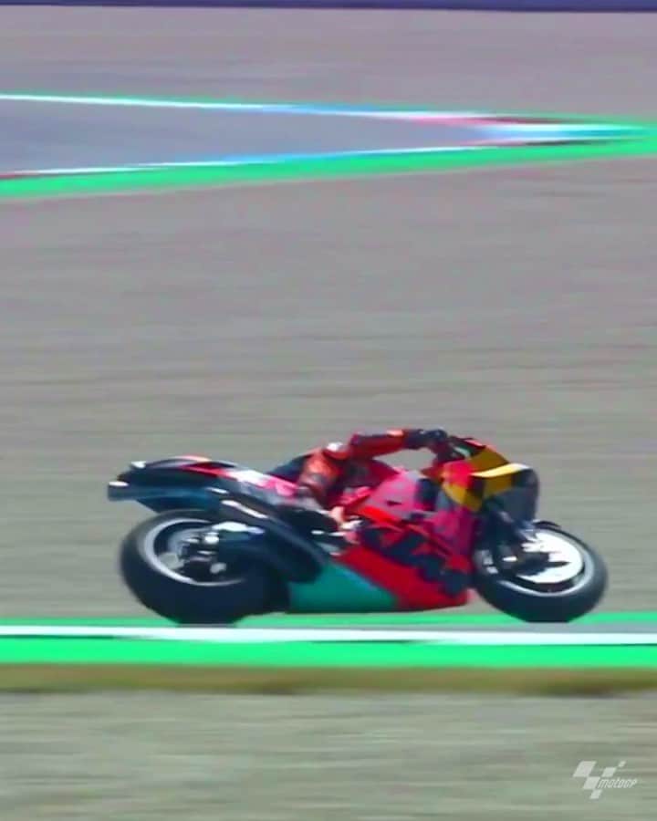 レッドブルのインスタグラム：「67° lean angle 🔥 over 250km/h speed 🔥 100% pure adrenaline – #DutchGP in a nutshell. 🇳🇱🏍 Congrats to @marcmarquez93 for second place! Legend! 🤘 @redbullmotorsports #motogp #redbull #motorsports」