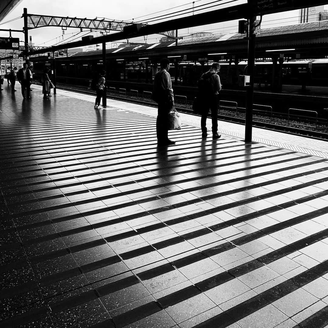naotakeのインスタグラム：「駅 -A station / iPhone XR + Snapseed, 20190703 . . 旅がらす。 . . #royalsnappingartists #infamous_family #rsa_main #infinity_photo_cult #2_fineart #jp_gallery #jp_gallery_bnw #trb_bnw #wp_bnw  #bnw_life #bnwlife_member #bnw_life_shots #bnw_captures #world_bnw #top_bnw #team_jp_ #team_jp_モノクロ #ig_energy_bw #ig_nihon #streetphotographybnw #igersjp #blackandwhite #bnw #bnwphoto #monochrome #bw #bnwphotography #ShotOniPhone #shotoniphoneXR」