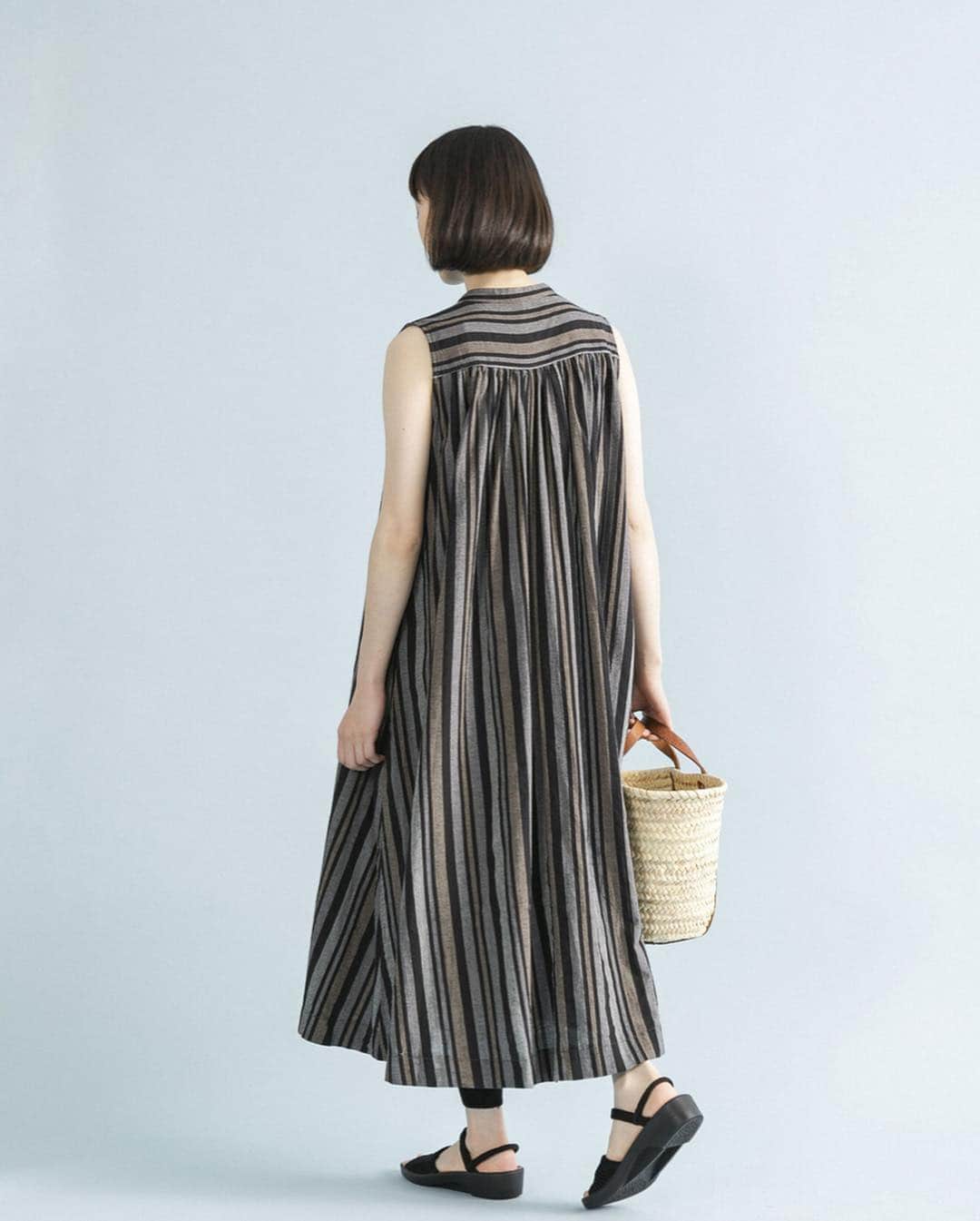 ナチュランさんのインスタグラム写真 - (ナチュランInstagram)「【 暮らしの服 】シックに彩る大人ワンピース﻿ ﻿ 価格やブランドにとらわれず、自由におしゃれを楽しみたい大人のみなさまへ。﻿ 買いやすくて使いやすく、毎日の暮らしに活躍するアイテムを、素材とデザイン、価格のバランスにこだわり厳選してご紹介しています。﻿ ﻿ 今週のテーマは、シックに彩る大人ワンピース です。﻿ ﻿ ﻿ -----------﻿ ■平織りスキッパータックワンピース［ZOI-2A32-1201-A］﻿ 裾幅をたっぷりとったAラインシルエットが、女性らしくも大人っぽい雰囲気のワンピース。程よく開いたスキッパーデザインですっきりとした首元に。﻿ ﻿ ﻿ -----------﻿ ■Aラインタックワンピース［FIL-2A32-1002-A］﻿ コットンリネンのさらりとした風合いが夏の陽気に心地よい、タックデザインのワンピース。﻿ ﻿ ﻿ -----------﻿ ■前開きワンピース［GEN-2A32-1037-A］﻿ 遊び心がのぞく3色の切り替えデザインを爽やかなニュアンスカラーでまとめた、大人らしい佇まいが印象的な前開きワンピース。﻿ ﻿ ﻿ -----------﻿ ■ドビーマルチストライプノースリギャザーワンピース［ONO-2A32-1138-A］﻿ シックなマルチストライプ柄にリズミカルに並ぶ2つボタンが目を惹く、ノースリーブのギャザーワンピース。前のボタンを外せばロングジレのようにも楽しめます。 ﻿ ﻿ -----------﻿ ■デニムスキッパーワンピース［FIL-2A32-1003-A］﻿ さらりとしたコットン混デニムで、夏場も爽やかな着心地のスキッパーワンピース。ほどよい着丈で、裾からパンツやレギンスを覗かせたレイヤードスタイルもおすすめです。﻿ ﻿ ﻿ ﻿ ﻿ ------------------------------ ﻿ ▶️お買いものは写真内のタグをタップしてくださいね。またはプロフィールからもリンクしています。→@natulan_official ﻿ ▶️写真内のタグは、販売中でも消えている場合がございます。ぜひ、ナチュランの検索窓から、商品コード又は商品名を、検索してみてくださいね。 ﻿ ▶️プロフィール画面では、季節のおすすめ商品や、再入荷情報をご紹介しています。ぜひ、ご覧くださいませ。→@natulan_official ﻿ ----------- #lifewear #fashion #今日のコーデ #コーディネート #ファッション #ナチュラル #ナチュラン #natulan #日々の暮らし #暮らしを楽しむ #シンプルライフ #シンプルコーデ #シンプル #夏コーデ #大人女子 #大人コーデ #ナチュラルコーデ #暮らしの服 #2019春夏」7月2日 18時06分 - natulan_official