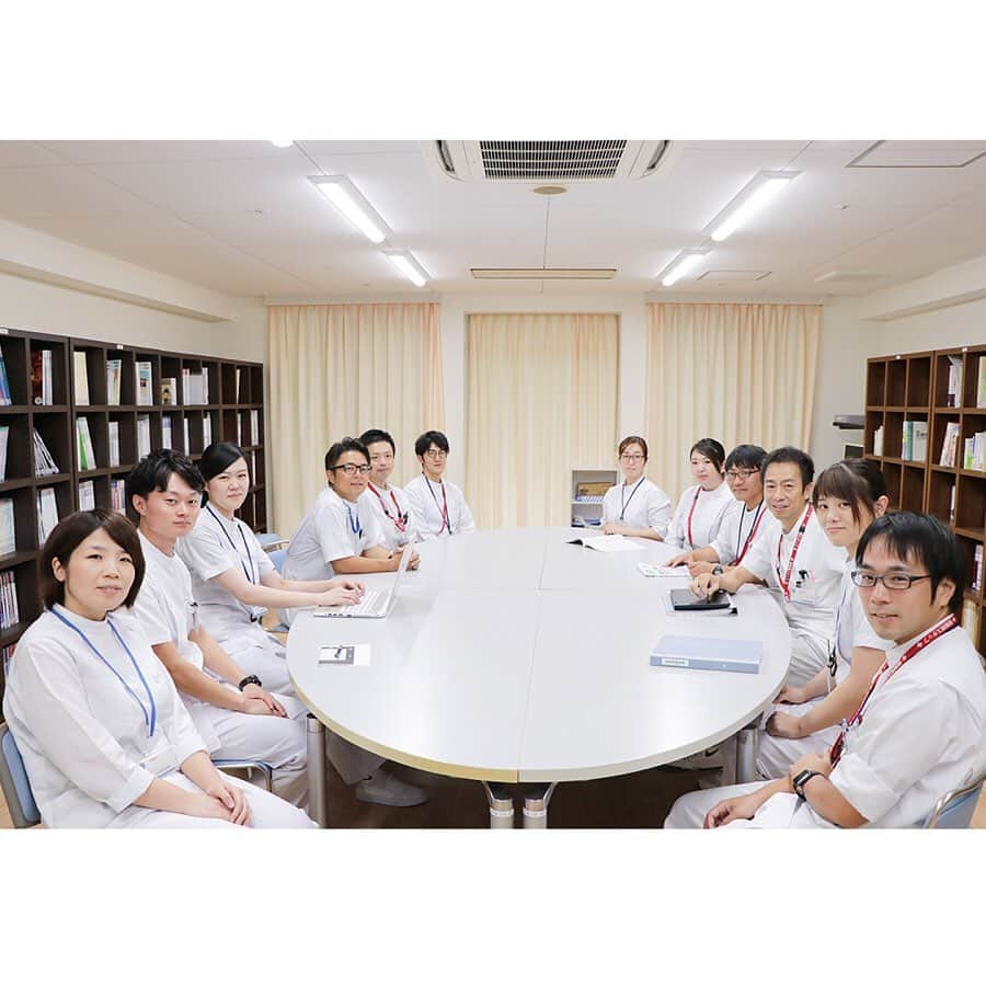平成医療福祉グループさんのインスタグラム写真 - (平成医療福祉グループInstagram)「当グループの病院・施設を写真でご紹介、その魅力をお伝えしていく企画です🎉🎉 --- 第41回「おいでよHMW！」 - 博愛記念病院（徳島県徳島市） --- 当グループの「はじまり」の病院です🏥1984年の開設から現在まで地域の中核病院として医療を支えています❗️そんな病院が導入した映像に合わせて行うリハビリ機器「Fieldo」「HAL®自立支援用下肢タイプ Pro」「Honda歩行アシスト」や焼きたてパン🍞の香りまで♪写真と動画でご紹介します👀☝️ --- 写真① 博愛記念病院で働くスタッフの様子を動画でご紹介します📹 改装も終わって施設内もピカピカでした〜😊 --- 写真② 病院の外観です🏥 幹線道路からも見えるほど広い敷地が特長的🏃‍♂️💨毎年春にある「さくらまつり🌸」は近隣や遠方から毎年1,000人以上の方がお越しになっているそうです🤗 -- 写真③ 内装の工事が完了した新病棟で患者さん対応直前の看護師さんと介護士さんをこっそり拝見していました👀連携しながら働く様子ってステキですね✨ --- 写真④ 休憩中のスタッフさんに無茶振りをお願いしました😆👍リハビリ部の楽しい職場の雰囲気が伝わってきます🤣 --- 写真⑤ EPA候補生も院内で活躍中です🌎3人のうち2人は日本の看護師免許を取得しています❗️みなさん笑顔がすてきでした〜☺️ --- 写真⑥ 続いて託児所を利用するママとサプライズ訪問👶ママを見つけて大喜びです😚子育て環境もバッチリな職場ですね👌 --- 写真⑦ 敷地内にパン工房が併設🍞入院患者さんのために朝食に無添加の焼きたてパンを提供しているそうです🥖😲売店にて数量限定で販売✨焼きたて買えますよ🥐 --- 写真⑧ 続いては病院自慢のお菓子工房です🍪専門のスタッフさんによる自家製ケーキ🍰や焼き菓子を入院患者さんとデイセンターの利用者さんへご提供しているそうです😋 併設施設のお誕生日会用に特大ケーキ🎂をつくることもあるそうです❗️ --- 写真⑨ カメラに手を振ってくれた地域医療連携室のみなさん✨医療・介護・福祉まで幅広く活躍されています🤝忙しい合間でも快諾してくれる優しさに感動です🥺 --- 写真⑩ 最後はリハビリテーション部のみなさんです😄図書室に集まってミーティングです📚研鑽される姿がカッコいいですね😲 ------ ＜博愛記念病院 インフォメーション＞ ------ ○アクセス： 🚕鳴門ICから車で約40分、🚙徳島ICから車で約25分 🚗徳島駅から約15分 🚃地蔵橋駅から徒歩約15分 -- ○スタッフ募集中！ ・看護師 ・准看護師 ・介護福祉士 ・介護職員 ・理学療法士 ・作業療法士 ・言語聴覚士 ・園芸療法士 ・臨床検査技師 ・栄養士 ・調理師 ・調理補助 ・経理事務 -- ○施設見学会開催中！ 就職をご希望の方向けに施設見学会を行っています🎉 詳しくは「博愛記念病院」で検索！🔎 ------ #平成医療福祉グループ #HMW  #博愛記念病院 #徳島市 #徳島 #地蔵橋駅 #勝占町 #絶対に見捨てない #医療 #福祉 #リハビリテーション #Fieldo #honda歩行アシスト  #求人募集中 #看護師 #介護福祉士 #理学療法士 #作業療法士 #言語聴覚士#管理栄養士 #生活相談員 #ケアマネジャー #社会福祉士 #調理師 #医療系学生 #介護学生 #地元の #職場で #働こう 👍」7月2日 18時06分 - hmw_group