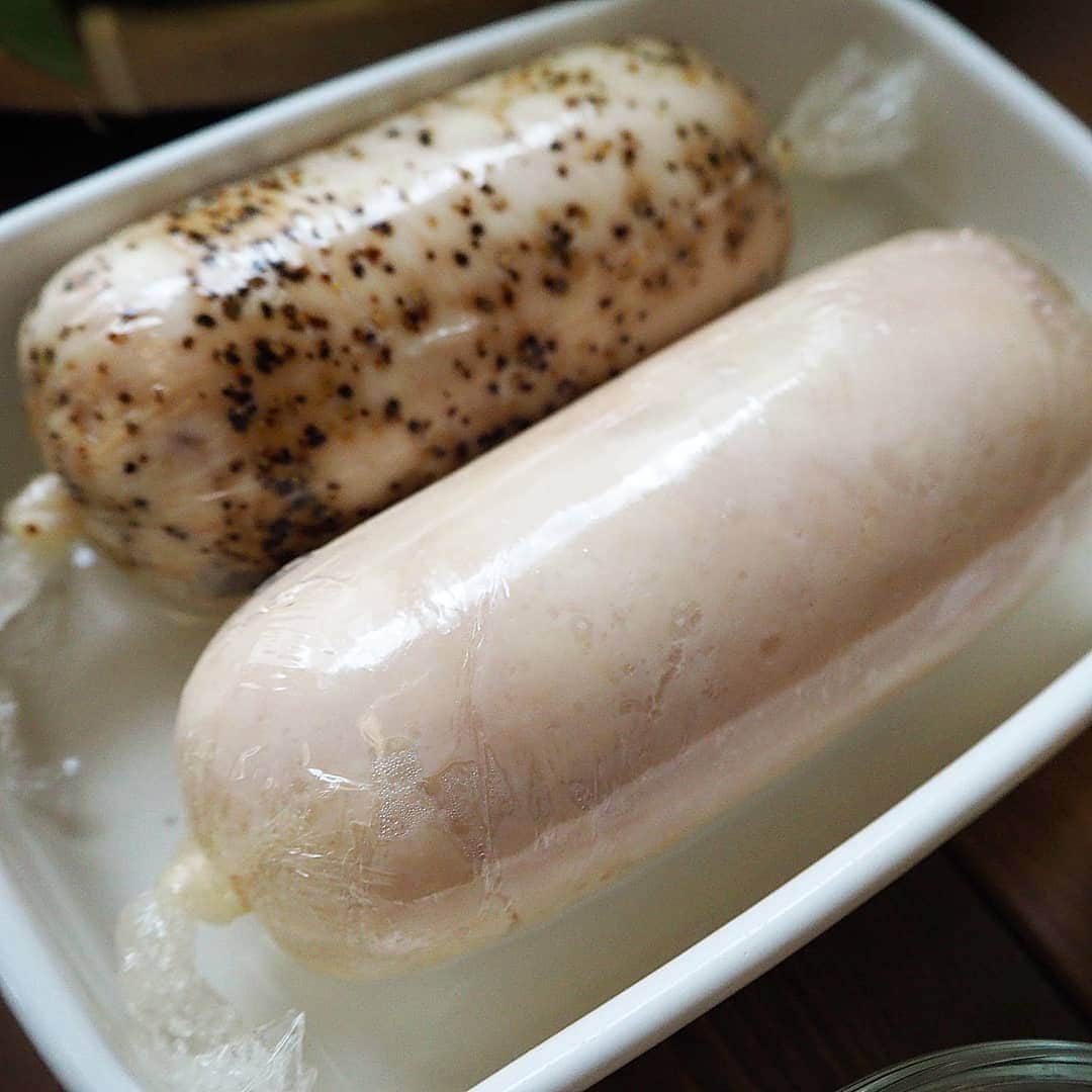 yukirichi119さんのインスタグラム写真 - (yukirichi119Instagram)「2019/07/02(火) #2019ゆきりち作り置き ＊ おこんばんはーーー☽･:* ないと困る 今週の「ゆるっと糖質オフ」作り置き ふたりで食べきり約③日分です🖐 じみー🤣 ＊ 聞いて👂 こないだストーリーズにも載っけた 美容師さんにもらったピクルスのフタが どーーーしても開けられなくて💨 作ろうと思ってたヤツ、2品作れなかった😂😂😂 朝、オットに開けといてもらえばよかったよー😝 ✼••┈┈┈┈••✼••┈┈┈┈••✼ ●作いきれなかった実家産野菜 (大根・夏白菜・数種のレタス・スナップエンドウ) ●いつもの自家製ガセリ菌ヨーグルト ●いつもの自家製ブランパン ●レモン風味のガリバタチキン ●【下拵え】サーモンのタルタル焼き ●久しぶりの鶏ハム(プレーン・ブラックペッパー) ●ヨーグルトの浅漬け(きゅうり・ニンジン)✔ ●大根とニンジンのレンチンなます ●実家産ほうれん草の海苔わさびおひたし ●めんたいきのこ✔ ●スモークサーモンと白菜のサラダ ●おかか味玉✔ ●ブロッコリーのオイスターソース炒め ✼••┈┈┈┈••✼••┈┈┈┈••✼ 詳しくはブログで。 ✔印は、著書｢糖質オフの満足弁当で 夫婦ともに3か月で10キロヤセました｣(KADOKAWA) にレシピ載っけてます📕✨ --------------------------------------------------- #夫婦ともに3か月で10キロヤセました #ゆきりち ⬆フィード投稿のとき使ってね🤩 --------------------------------------------------- ストーリーは@メンション入れてもらえれば リストーリーしますー😀🖐 ------------------------------------------------ #ダイエット中 #糖質オフ #糖質制限ダイエット #常備菜 #作り置き #糖質制限 #ヘルシーごはん #食べて痩せる #おうちごはん #下ごしらえ #homemade #おかず #ダイエット  #japanesefood #おうちごはん #和食 #糖質制限メニュー #ロカボ #iwaki #副菜 #diet #ダイエットメニュー #ダイエットレシピ  #healthy #簡単料理 #糖質オフの満足弁当で夫婦ともに3か月で10キロヤセました」7月2日 18時07分 - yukirichi119