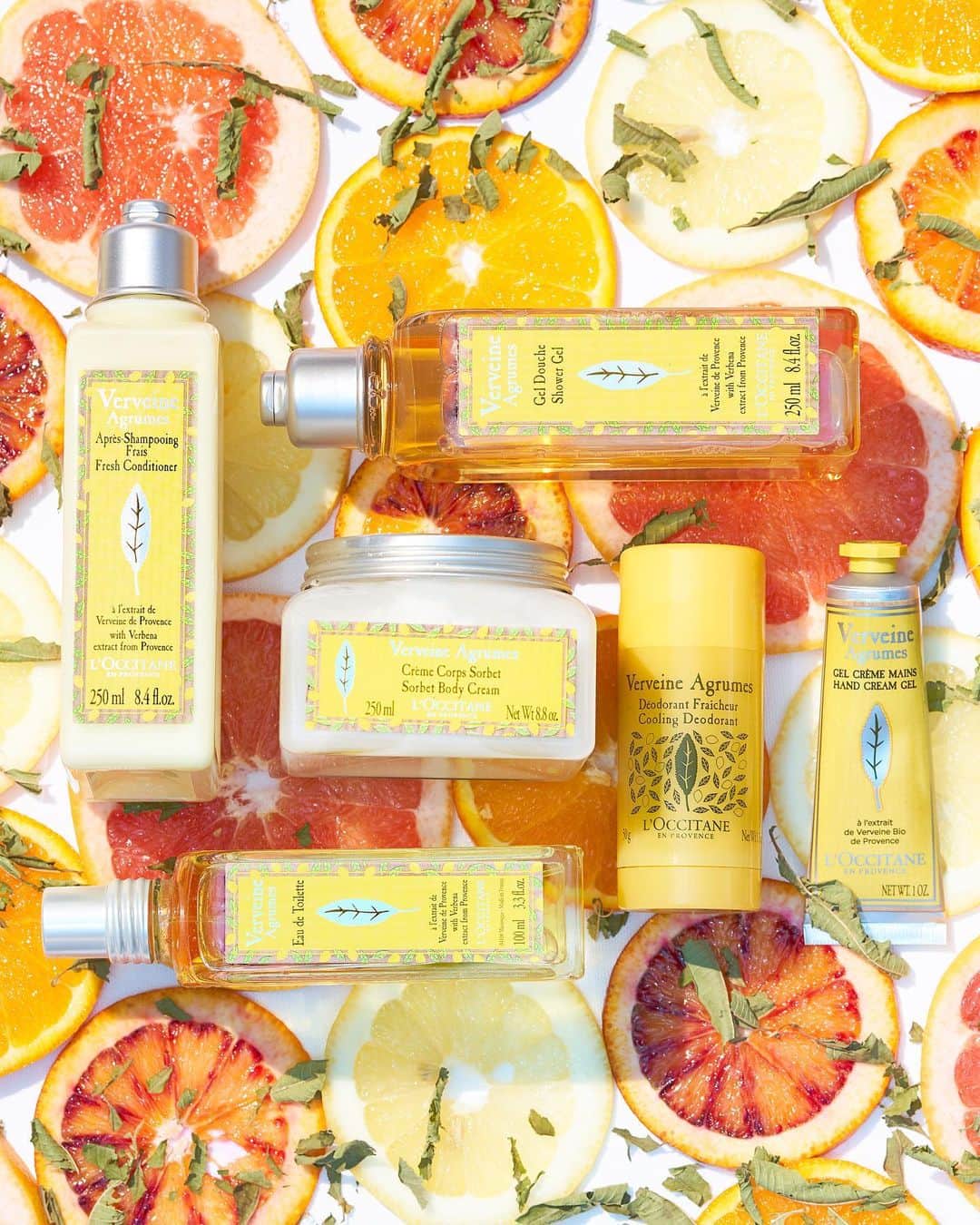 L'OCCITANE en Provenceさんのインスタグラム写真 - (L'OCCITANE en ProvenceInstagram)「恋に効くと言われるヴァーベナと、前向きさや自信を与えてくれるシトラスが出会って生まれた、この季節だけの香り🌿🍋﻿ ﻿ 吹き抜ける風のように爽やかで﻿ 太陽に輝くシトラスを思い起こさせる﻿ すっきりとした香りが大人気！﻿ ﻿ 気持ちを切り替えたいとき、不安を吹き飛ばしたいとき。﻿ この香りが、きっと味方になってくれるはず💕﻿ ﻿ 太陽をたっぷり浴びた果実から抽出されるオイルには﻿ 自然の恵みがたっぷり詰まっています。﻿ ﻿ それぞれの香りには、実はこんなすごいパワーがあるんです。﻿ ﻿ 🍋レモン：爽やかに気持ちをリフレッシュ！﻿ 🍋グレープフルーツ：不安やストレスをやわらげる﻿ 🍋オレンジ：考え方に柔軟性を与える﻿ ﻿ さらに、香りのベースとなるヴァーベナは、﻿ 魔女が恋の媚薬に使っていたと言われるハーブ。﻿ ﻿ シトラスがもたらすポジティブさと、﻿ 恋に効くハーブ・ヴァーベナがブレンドされた﻿ シトラスヴァーベナは”恋に前向きになれる香り”なのです。﻿ ﻿ ﻿ シトラスヴァーベナで、今年の夏は﻿ いつもより前向きでポジティブな私へ！﻿ ﻿ *画像内に販売終了品又は未発売製品が含まれている場合がございます。ご了承下さい。﻿ ﻿ #ロクシタン #シトラスヴァーベナ #ボディジェリー #ボディケア #コスメ紹介 #コスメマニア #香りのある暮らし #夏コスメ #レモン #オレンジ #コスメ大好き #香水 #モテコスメ #恋コスメ #限定コスメ #期間限定 #フレッシュ #ボディジェル #保湿 #うるおい #ハーブ #herb #新商品 #シトラス #柑橘系 #おすすめコスメ #キレイになりたい #コスメ好き #bodycare #LOccitane﻿」7月2日 18時11分 - loccitane_jp