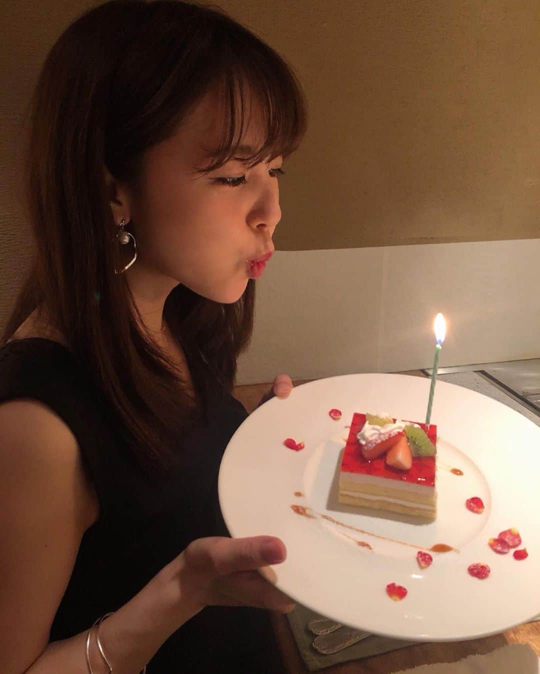 りーまるさんのインスタグラム写真 - (りーまるInstagram)「鉄板焼き💓！ スワイプしてね▶︎▶︎▶︎ ・ ・ ・ #りーまる #サロモ #サロンモデル #インフルエンサー #フリーモデル#フリーランスモデル#撮影データ #撮影モデル募集 #広告モデル ・ ・ ・ ・ ・ ・ ・ ・ ・ せめて年に一回は食べたい 鉄板焼き！ ・ ・ ・ 今回は銀座にある#かいか という 鉄板焼き屋さんにいきました🐕 ・ ・ OZmallで予約したから 無料のシャンパン付き🙊💓 ランチのコース料理頂いてきました😊 ・ ・ サーロインは脂が甘くて美味しかったです💐 ごはんに合う〜！な味でした！！！ ・ 味付けは 摩天楼にくらべてちょっと濃いめ！ （お酒にあうような味付けなのかな💭） ビール飲む人や男性にはぴったりかもです🍺 ※摩天楼は以前記載したのでみてください ・ ・ 雰囲気は#鉄板焼きあおやま に似てました😊 記念日や特別なデートにも 向いてると思います💐 ・ ・ 実はもう次行きたいとこ決まってるので、 また頑張って貯金します🤤💓 ・ ・ ・ ・ 〈 撮影依頼募集中〉 7月の撮影依頼おまちしてます♪ DMくださると嬉しいです💐 よろしくお願い致します☺︎ ・ ・ ・ ・ #アパレルモデル  #ポートレートモデル #被写体モデル#カメラマンさんと繋がりたい #作品撮り  #写真好きな人と繋がりたい  #美容好きな人と繋がりたい #肉が好き#女子力アップ  #ビジョビ #鉄板焼き #たべすたぐらむ #誕生日#銀座ランチ #東京グルメ#韓国メイク#りーまるグルメ#食べるの好きな人と繋がりたい」7月2日 18時11分 - riii_maru162cm