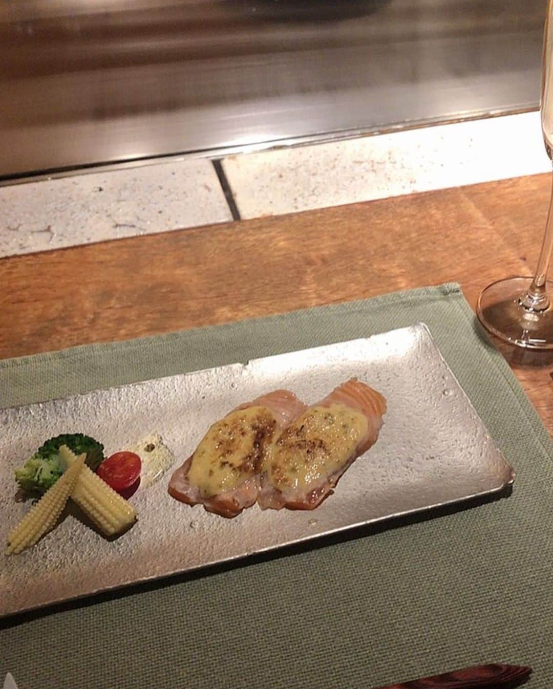 りーまるさんのインスタグラム写真 - (りーまるInstagram)「鉄板焼き💓！ スワイプしてね▶︎▶︎▶︎ ・ ・ ・ #りーまる #サロモ #サロンモデル #インフルエンサー #フリーモデル#フリーランスモデル#撮影データ #撮影モデル募集 #広告モデル ・ ・ ・ ・ ・ ・ ・ ・ ・ せめて年に一回は食べたい 鉄板焼き！ ・ ・ ・ 今回は銀座にある#かいか という 鉄板焼き屋さんにいきました🐕 ・ ・ OZmallで予約したから 無料のシャンパン付き🙊💓 ランチのコース料理頂いてきました😊 ・ ・ サーロインは脂が甘くて美味しかったです💐 ごはんに合う〜！な味でした！！！ ・ 味付けは 摩天楼にくらべてちょっと濃いめ！ （お酒にあうような味付けなのかな💭） ビール飲む人や男性にはぴったりかもです🍺 ※摩天楼は以前記載したのでみてください ・ ・ 雰囲気は#鉄板焼きあおやま に似てました😊 記念日や特別なデートにも 向いてると思います💐 ・ ・ 実はもう次行きたいとこ決まってるので、 また頑張って貯金します🤤💓 ・ ・ ・ ・ 〈 撮影依頼募集中〉 7月の撮影依頼おまちしてます♪ DMくださると嬉しいです💐 よろしくお願い致します☺︎ ・ ・ ・ ・ #アパレルモデル  #ポートレートモデル #被写体モデル#カメラマンさんと繋がりたい #作品撮り  #写真好きな人と繋がりたい  #美容好きな人と繋がりたい #肉が好き#女子力アップ  #ビジョビ #鉄板焼き #たべすたぐらむ #誕生日#銀座ランチ #東京グルメ#韓国メイク#りーまるグルメ#食べるの好きな人と繋がりたい」7月2日 18時11分 - riii_maru162cm