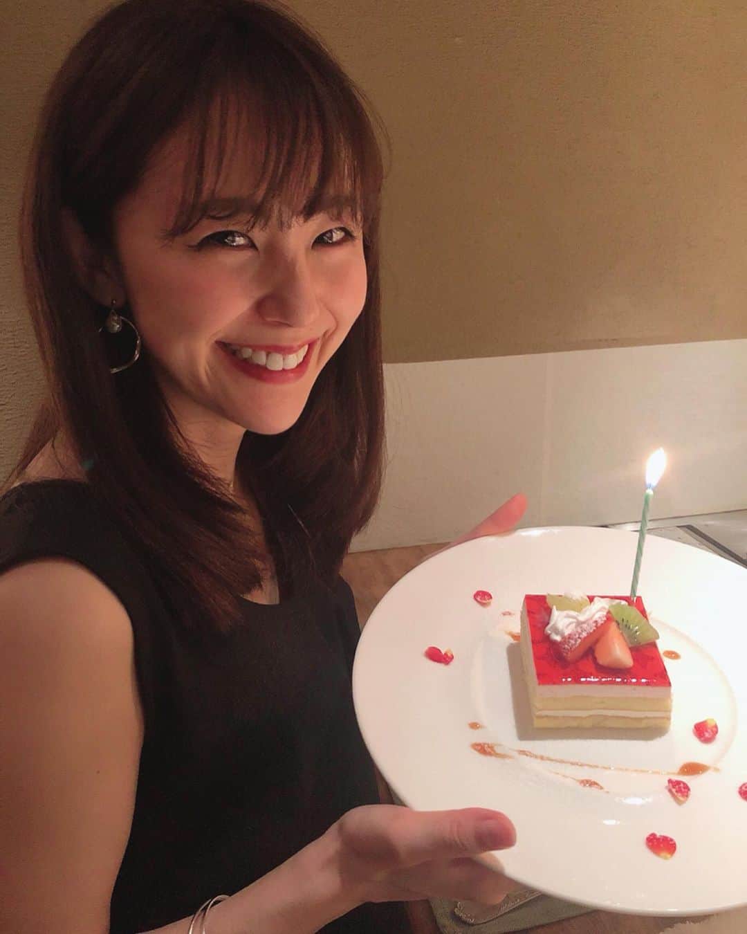 りーまるさんのインスタグラム写真 - (りーまるInstagram)「鉄板焼き💓！ スワイプしてね▶︎▶︎▶︎ ・ ・ ・ #りーまる #サロモ #サロンモデル #インフルエンサー #フリーモデル#フリーランスモデル#撮影データ #撮影モデル募集 #広告モデル ・ ・ ・ ・ ・ ・ ・ ・ ・ せめて年に一回は食べたい 鉄板焼き！ ・ ・ ・ 今回は銀座にある#かいか という 鉄板焼き屋さんにいきました🐕 ・ ・ OZmallで予約したから 無料のシャンパン付き🙊💓 ランチのコース料理頂いてきました😊 ・ ・ サーロインは脂が甘くて美味しかったです💐 ごはんに合う〜！な味でした！！！ ・ 味付けは 摩天楼にくらべてちょっと濃いめ！ （お酒にあうような味付けなのかな💭） ビール飲む人や男性にはぴったりかもです🍺 ※摩天楼は以前記載したのでみてください ・ ・ 雰囲気は#鉄板焼きあおやま に似てました😊 記念日や特別なデートにも 向いてると思います💐 ・ ・ 実はもう次行きたいとこ決まってるので、 また頑張って貯金します🤤💓 ・ ・ ・ ・ 〈 撮影依頼募集中〉 7月の撮影依頼おまちしてます♪ DMくださると嬉しいです💐 よろしくお願い致します☺︎ ・ ・ ・ ・ #アパレルモデル  #ポートレートモデル #被写体モデル#カメラマンさんと繋がりたい #作品撮り  #写真好きな人と繋がりたい  #美容好きな人と繋がりたい #肉が好き#女子力アップ  #ビジョビ #鉄板焼き #たべすたぐらむ #誕生日#銀座ランチ #東京グルメ#韓国メイク#りーまるグルメ#食べるの好きな人と繋がりたい」7月2日 18時11分 - riii_maru162cm