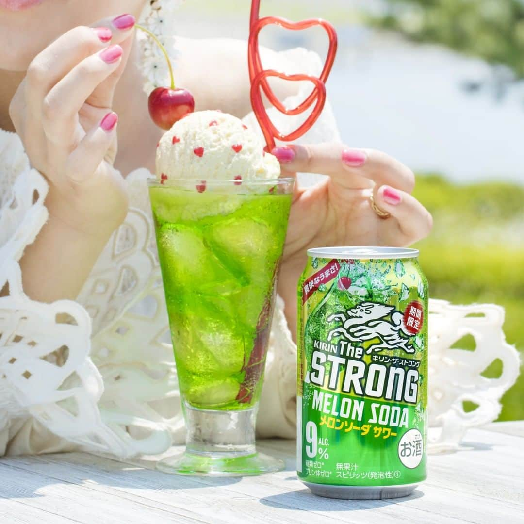 キリンビールさんのインスタグラム写真 - (キリンビールInstagram)「【メロンソーダサワー新発売🍈】グッとくる飲みごたえ、突き抜ける爽快感で大人気の #キリンザストロング シリーズに、メロンソーダテイストのストロング﻿ 『キリン・ザ・ストロング メロンソーダサワー（期間限定）』が新登場💥﻿ ﻿ 飲んだよ～という方は #きょうのキリン のハッシュタグ付きで﻿ 投稿してもらえると嬉しいです💚🍈💚🍈 ﻿ ﻿ ﻿ #キリン #kirin #チューハイレポ #キリンザストロングメロンソーダサワー #メロンチューハイ #チューハイ #お酒好き女子 #チューハイ大好き #チューハイ好き #お酒好きな人と繋がりたい #チューハイ好きな人と繋がりたい #新商品チューハイ #映えチューハイ #酎ハイ #缶チューハイ #メロンソーダ #メロンソーダフロート #外飲み #かわいいドリンク #かわいい #昼飲み #シアワセなヒトトキ #炭酸 #おでかけ #夏休み #夏コーデ #夏 #melonsoda」7月2日 18時30分 - kirin_brewery