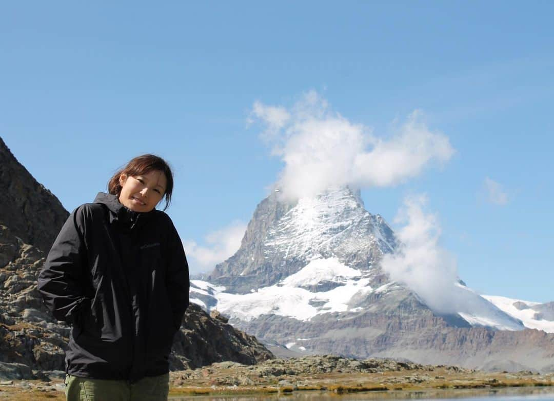 斉藤花奈のインスタグラム：「綺麗な景色、そして山が好きな人は スイスがおすすめ☺️ ツェルマットという、列車を乗り継いで行く所に行きました( ^ω^ )  ツアーで来てるご年配の 日本人が多くてびっくり🤔  トレッキングが有名なんだけど 私は体力なさすぎマンだから 列車で頂上まで行って、そこから下っていきました笑  とってもいい所で実は私が老後に住みたい国トップ3に今のところいる☺︎ 後は、ラーメン一杯2000円という物価の高さだけクリアしたい😎  写真、ストーリーにものせました🤗  #道産子 #スイス #ツェルマット #トレッキング #山登り #世界一周 #旅行好きな人と繋がりたい #マイル #anaマイル #anaマイルの貯め方  #陸マイル #陸マイラー  #1人旅 #女1人旅 #ポイ活 #アナウンサー #海外旅行 #気まま旅 #旅スタグラム」