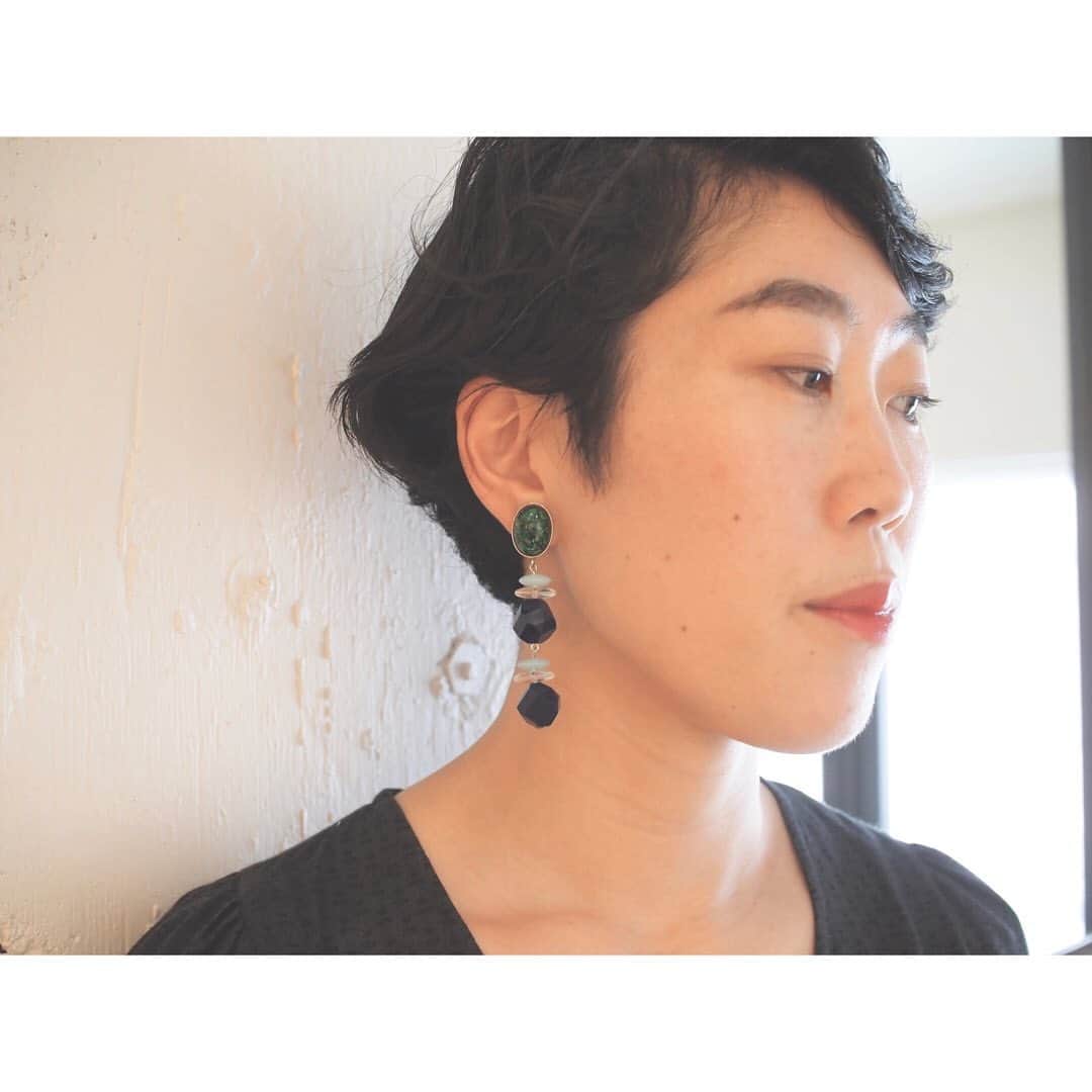 のインスタグラム：「ー 時を経て受け継がれてきたものがもつ艶やかな存在感が、ワードローブの中で長く愛され続けるものでありますように。  ADER.bijoux のコンセプト。  私自身、祖母や母のジュエリーボックスを開けた時のワクワク感が忘れられず、 そして時を経たものが持つ何とも柔らかで優しい雰囲気に惹かれ続けてきたわけなので、こんなブランドコンセプトになったわけです。  時間が経ってもADER.bijouxを通して感じてもらいたい事は変わらず。 だから、職人さんたちの手作業で生まれる繊細なアクセサリーはきっと時を経ても更に輝くんだろうと思っています。  ヴィンテージのガラスビーズひとつとっても、少しだけ歪で温もりがあり素敵なのです。  たくさんの愛すべきヴィンテージパーツを集めて、今年もイヤリングピアスのオーダー会を開催します。  明日から伊勢丹新宿のADER.bijoux にて。 #aderbijoux #vintage #ilovevintage #earrings」