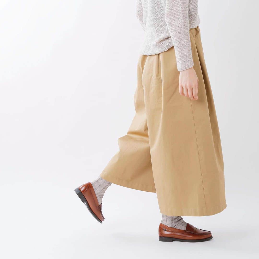 のインスタグラム：「style+confort(スティール エ コンフォール)より、チノストレッチ タックワイドパンツ のご紹介です。ラップスカートのようなデザインが特徴的な、ワイドパンツです。素材には、柔らかな肌触りの良いコットン生地を使用。フロントから見るとスカートに様にも見えるワイドシルエットがかわいいです。シーズンを問わずに着用していただけます♪ . style+confort(スティール エ コンフォール)チノストレッチ タックワイドパンツ 901-41910 . ●画像をタップすると商品ページをご覧いただけます . #aranciato #piudiaranciato #aranciato_code #アランチェート #styleconfort #スティール エ コンフォール #ワイドパンツ #デニムジャケット #ワイドパンツコーデ #タックパンツ #ラップスカート のような #チノパン #夏コーデ #2019ss #2019春夏」