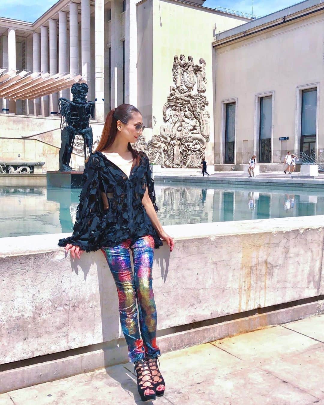 彩耶さんのインスタグラム写真 - (彩耶Instagram)「#パリコレ 👠✨ 貴重な経験 … の続きです😌✨ ・ パリコレデザイナー RYNSHU先生がデザインした衣装を着て、招待席に座りました。 ・ お写真 横にSWIPE して下さいね♡ ・ 素敵な衣装を着せて頂いたので、会場のあちこちでパシャリっ📷✨✨ ・ ・ パリコレ会場は、セーヌ川の右岸にある " Palais de Tokyo " 近代美術館 でした。 エッフェル塔が見える素敵なロケーション✨ ・ 最後の動画も是非見てくださいね。 ライトアップされたエッフェル塔が、キラキラしててとっても綺麗でした😌✨ ・ ・ 生きていたらどんなチャンスが巡ってくるかわからないですね。 迷うことなくそのチャンスを掴めるように、自分自身を、磨いておかなきゃ〜😌✨ まだまだ頑張ろう٩(๑❛ᴗ❛๑)۶💕 ・ ・ まだ、もうしばらく パリのお写真続いちゃうかもです🙈💦💕 ・ ・ #パリコレクション #pariscollection #pari #パリ #parisfashionweek #france #フランス  #latoureiffel #エッフェル塔 #travel  #感謝 #撮影 #shooting  #モデル #model #神戸 #kobe #インフルエンサー #フォロー #followme #フォローミー  #お洒落さんと繋がりたい #旅行好きな人と繋がりたい #fashion #コーデ #ファッション」7月2日 18時28分 - 3aya11