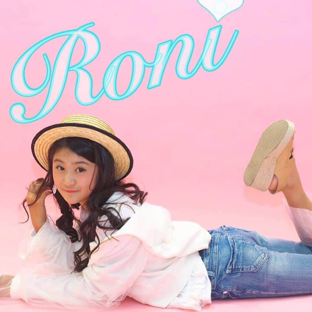 RONI WORLDのインスタグラム：「#Repost @ronigirls_8th (@get_repost) ・・・ ♡ RONI GIRLS DancersのEGAOです🌴🌈 ・ ・ 今回は【夏のdenim code】を紹介します👖👖👖 ・ ・ ・ ✔︎code⒈チュール付きのアイテムで揃えてカジュアルをガーリー仕立てに💕にあえてずるっと着たパーカーでこなれ感も💯 ▶️pic1〜2 ・ ・ ✔︎code⒉パニエ付きスカートをマーメイドワンピに🧜‍♀️✨小物をパールにしてマーメイド感をUP🎶 ▶️pic3 ・ ・ ✔︎code⒊ショート丈のTシャツとdenimショーパンでヘルシーに肌見せ🍍抜き襟ではおったシャツでさらに🆒✨ ▶️pic4〜5 ・ ・ ✔︎code⒋ジャンパースカートをイエローTシャツでポップコーデに🍬🍭キラキラビーズアクセでさらにポップに🍿🍫 ▶️pic6 ・ ・ ✔︎code⒌先ほどのコーデをデニムスカートに変えたコーデ💛🧡コーデがすっきりした分ガチャベルトでアクセントをつけました💞 ▶️pic7 ・ ・ ✔︎code⒍一枚でおしゃれになれちゃうショーパンにTシャツを合わせたシンプルコーデ💫 今回はデニムハンチングでdenimをプラスしてみました💙💙 ・ ・ EGAOの @egao_ronigirls のほうもぜひCHECKしてください🐰💕 ・ ・ #RONIGIRLS#RONIGIRLS8期生#ronigirls8th#dancers#dance#model#avex#Egao#avexartistacademy#avexartistacademy東京校#キッズコーデ#夏コーデ #着まわしコーデ#スポーティーコーデ#パーカーコーデ#Tシャツコーデ#スニーカー女子#デニムコーデ#ootd#todayscode#fashion #kidsfashion#summer#summerfashion#sportycoordinate#tiktok#sneaker#denim#instalove」