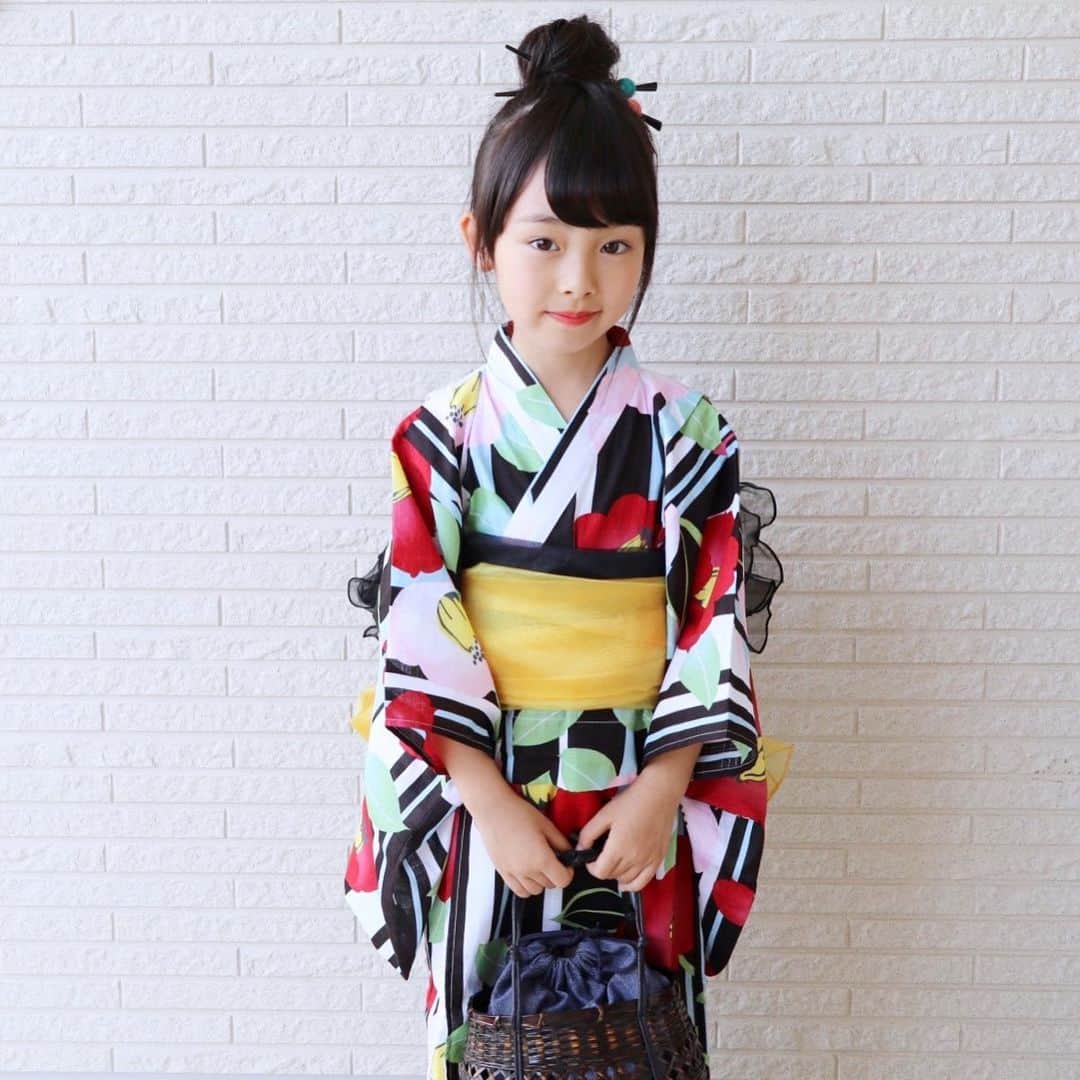 Akiのインスタグラム：「7/2 ・ 楽天roomにも載せた 今年の浴衣👘  @catherine_cottage ・ 黒の兵児帯は私物だけど 浴衣と黄色の帯セットで お値段¥1,999☺️♡ ・ #やすぅぅぅぅい ・ ・ もうだいぶ慣れてきた小学校生活🏫 先生から聞く娘の様子も すこぶる良好☺️👌 ・ その中でもめっちゃ褒められたのが こちら↓ 以下先生👩🏻‍🏫 ・ ・ 最近サキちゃんすごく立派だった事があって。 朝の全校集会の校長先生のお話の時に 校長先生が 『〇〇してくださいね。』 と言ったら サキちゃんだけが大きな声で ・ 「はい！！！！！」 ・ と大きな声でお返事しまして。 先生達みんなでいっぱい褒めました☺️ ・ ・ すごく良い事だけど それ 体育館に声響いて本人赤面するやつ☺️💭 ・ #穴があったら入りたい人と繋がりたい ・ ・ ・ ・ #浴衣#キッズ浴衣#yukata#レトロモダン#キャサリンコテージ」