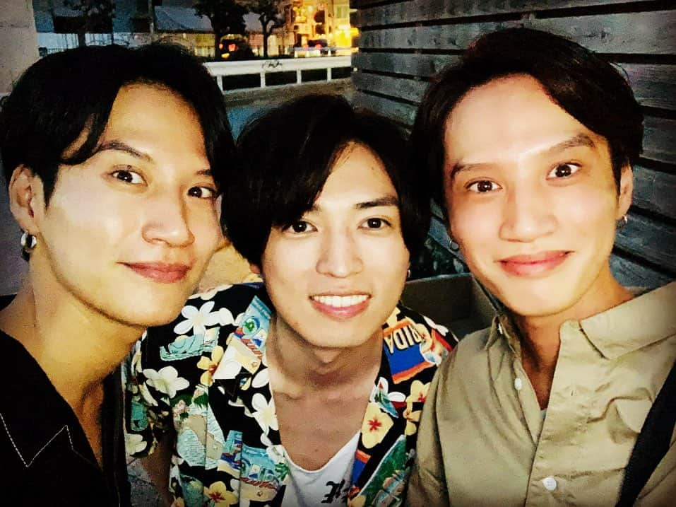 高木万平・心平さんのインスタグラム写真 - (高木万平・心平Instagram)「久々の再会👍 桐山漣！！ レン君とはもう14年ぐらいの付き合いになるな〜。 道は違うけど、こうやって繋がれてることに感謝！！ 次は壽太も集合だ🔥笑 今回はBSスカパーの「シンデレラの冒険」の撮影に参加させて貰いました。 レン君との久々の共演が沖縄とは！！！笑笑 お時間ある方は、是非チェックしてみて下さい📺  #twins #双子 #高木万平 #高木心平 #桐山漣 #西脇彩華  #夕輝壽太 #沖縄 #シンデレラの冒険 #仲間 #ありがとうございました🙏」7月2日 18時43分 - man_shin_takagi