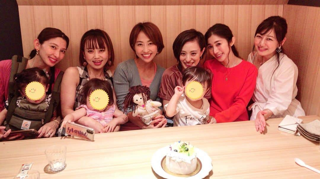 名越涼子さんのインスタグラム写真 - (名越涼子Instagram)「👩‍👩‍👧‍👦 ・ ・ ・  かれこれ１５年くらいの付き合いになる仲間たち。 学校も違う、社会人になってから歩んでいる道も全然違うわたしたち。  それぞれがマイペースに 己の道を切り拓いて進む姿は いつも頼もしくて嬉しくて楽しい。  結婚したり独立したりこどもがうまれたり。  環境も状況も目まぐるしく変わり続けるけど いつ会ってもあの頃となんら変わらないくだらない会話ができることが何より嬉しいのだ。  全員が全員マシンガントークなわたしたちは きっと口から生まれたんだろう。  あかちゃんも親の個性をしっかり受け継いでいて 成長が楽しみすぎる。  れいなちゃんお誕生日おめでとう〜🎂 ・ ・ ・  鉄板焼きの【広島やまと＆bar】  広島焼きってこんなに美味しかったの😳って感じるくらい全てが美味しかったなぁ〜。 特に牡蠣のせが最高。  また行かなきゃ😚  一一一一一一一一一一一一一一 #ゆうこの人形 #女子会#ママ会#誕生日会#広島やまとandbar#恵比寿#ebisu#delicious#ランチ#ランチ会#仲良し」7月2日 18時43分 - nagoshi_ryo