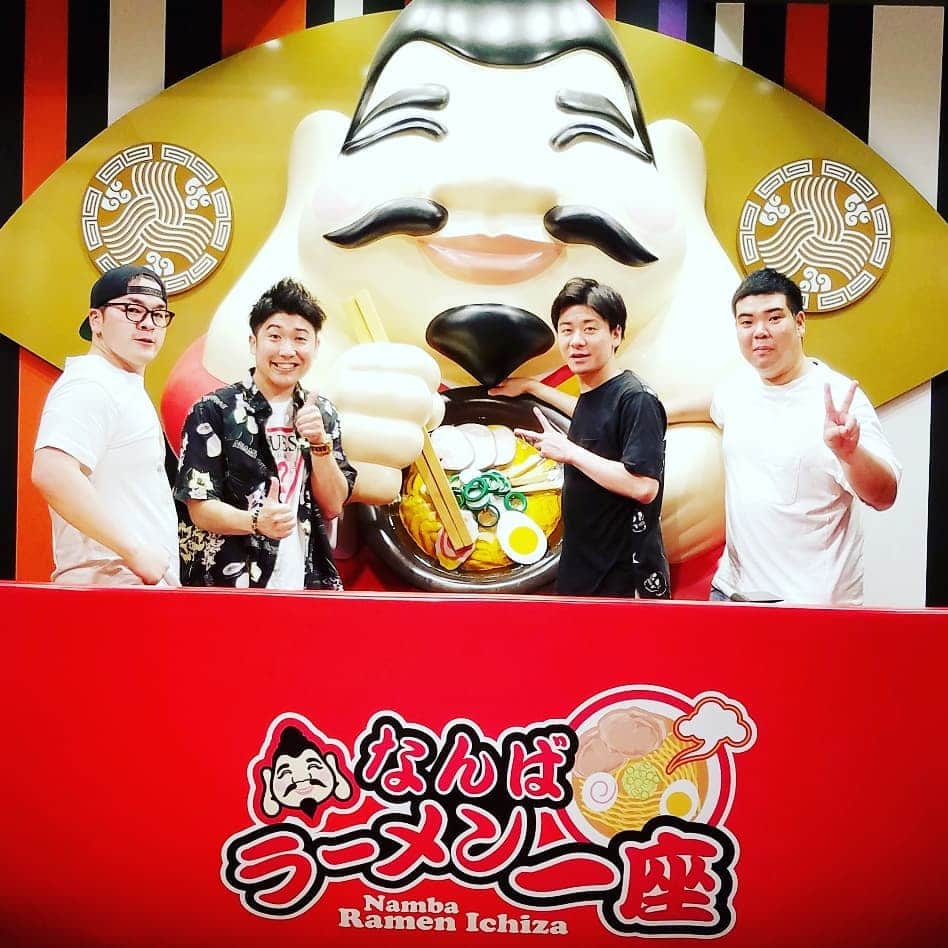 レイチェルのインスタグラム：「昨日。  新名さんに、ランチで『なんばラーメン一座』に連れてっていただきましたよ！  べらぼうに美味しい味噌らーめんを、本山くん&親泊くんと一緒にご馳走になりましたよ！  新名さん本当に、  ご馳走サマーフェスタ！いや、さまでした！！ですよ！  そしてそして、そんな新名さんも僕も、  今週もNGKにて、川畑さん座長週に出演させていただいておりますので、宜しかったら是非是非ですよっ！！！ 😁😁😁😁👍👍👍👍👍🎶🎶🎶🎶🎶✨✨✨✨✨」