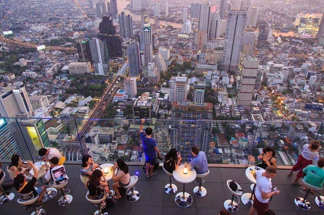 タイ国政府観光庁さんのインスタグラム写真 - (タイ国政府観光庁Instagram)「サワッディー・カー✨﻿ ﻿ 今週の #こんなタイ知らなかった は、バンコクに昨年11月にオープンした「マハナコーン・スカイウォーク」の１枚📸﻿ ﻿ 地上314mの高さで、サンセット観賞をしながら乾杯🥂✨﻿ ﻿ @sakaasam さん、コップン・カー🙏﻿ ﻿ ・・・・・・・﻿ 今まで知らなかったタイの魅力を見つけたら、ハッシュタグ #こんなタイ知らなかった をつけて投稿して下さい！こちらでご紹介させて頂くことがあります。皆さんからの投稿をお待ちしています😊﻿ ﻿ #repost #タイ #バンコク #マハナコーンスカイウォーク  #ルーフトップバー #絶景 #ダレカニミセタイソラ #写真好きな人と繋がりたい #絶景スポット #こん #タイ知らなかった #もっと知りタイ #タイ旅行 #バンコク旅行  #旅好きな人と繋がりたい #旅行好きな人と繋がりたい #海外旅行 #thailand #bangkok #MahanakhonSkywalk #rooftopbar #sunset #amazingthailand #thailandtravel #thailandtrip #thai #thaistagram #lovethailand ﻿ ﻿」7月2日 18時49分 - amazingthailandjp