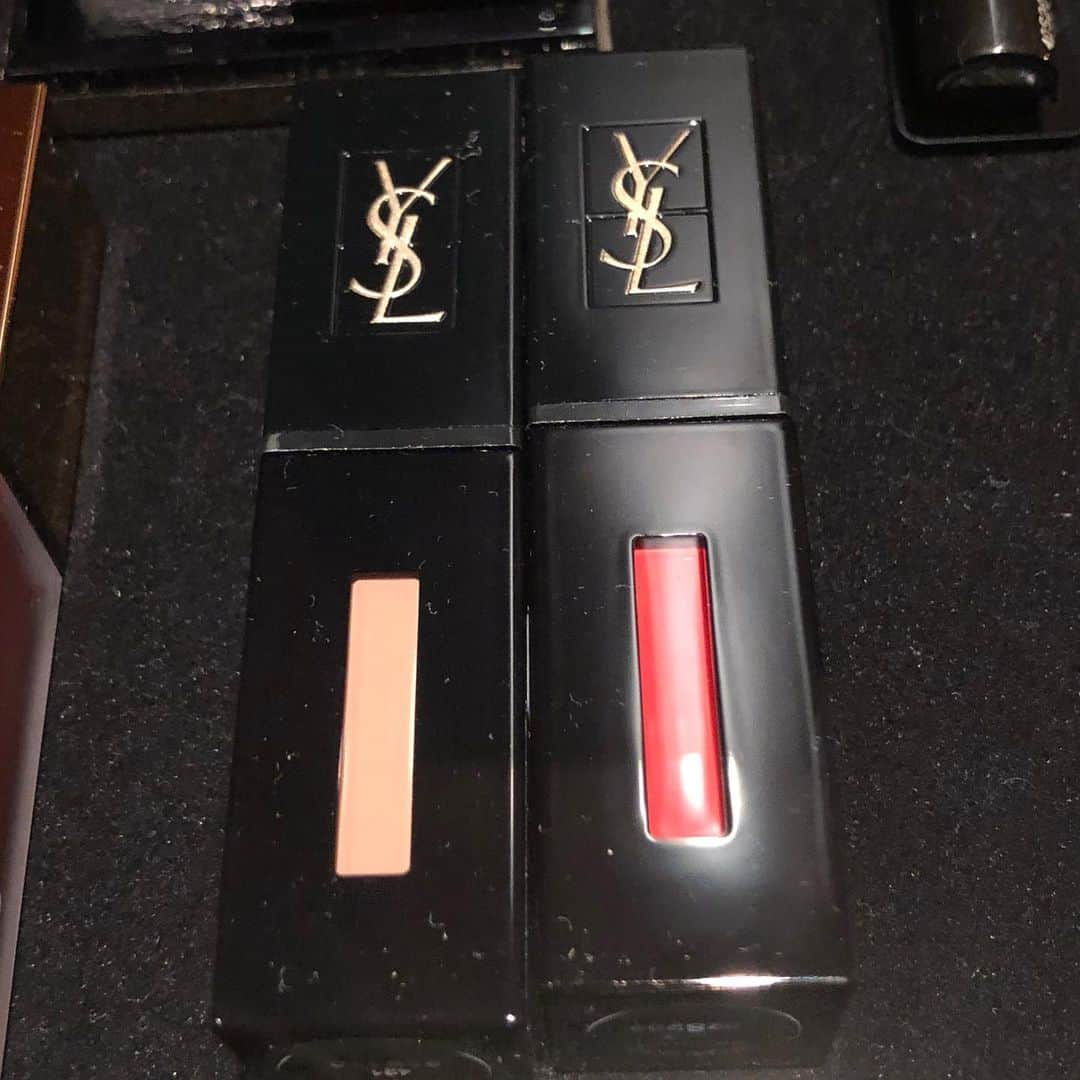 VOCE編集部さんのインスタグラム写真 - (VOCE編集部Instagram)「#YSL の #秋新色 🌟﻿ 【スウォッチ付きでお届けします！】﻿ ﻿ 8/9に発売される、イヴ・サンローランの秋コレクションをご紹介。﻿ テーマは「SEXY TOMBOY」。﻿ ﻿ 大胆なのにフェミニン、ボーイッシュなのにセクシー。﻿ 主役のヌードカラーの限定アイシャドーパレットに、﻿ スキャンダラスなアイライナー、リップ、ネイルを組み合わせて。﻿ ニュートラルカラーと、大胆な色彩の調和する、﻿ 予想を超えた新しいメイクアップを楽しんでみて！﻿ ﻿ 🌟アイパレット  セクシー トムボーイ 限定1種 ¥9100﻿ ソフトベージュ、ゴールドといったニュートラルカラーに、﻿ レッドやダークブラウンといった大胆なカラーまで、﻿ これひとつで様々なメイクルックが叶う、マストハブな一品。﻿ ランウェイからインスピレーションを受けた、﻿ レザータッチにシルバードットのパッケージもさすがのオシャレさ！﻿ ﻿ 🌟ブラッシュクチュール 限定1色 ¥6000﻿ フェミニンなダスティプラムが限定色として登場。﻿ ヌードでマニッシュな目もとに、ピュアな紅潮感をプラスして。﻿ 発色がかなりいいのに、軽やかに肌に溶け込みます。﻿ ドライ・ウェット両用。﻿ ﻿ 🌟タトワージュ クチュール 新2色 各¥4300﻿ 大胆なマット仕上がりのリキッドルージュ。﻿ 新色はセクシーなインテンスヌードと、ディーププラム。﻿ フェミニニティを大胆なマットで表現するというのがポイント。﻿ ﻿ 🌟ルージュ ピュールクチュール ヴェルニ ヴィニルクリーム 新2色 各¥4100﻿ 潤い溢れるクリームの配合されたルージュは、﻿ 発色のいいカラーとツヤが長時間持続するのが人気のポイント。﻿ 新色はスキンベージュとブライトレッド。﻿ 美しすぎるツヤルージュを楽しんで。﻿ ﻿ 🌟リキッドクチュール アイライナー 限定3色 各¥4200﻿ グリーンブルー、ヴァイオレット、ヌーディブロンズの、﻿ 大胆でスキャンダラスな限定色が登場。﻿ アイメイクのアクセントとしてどうぞ。﻿ スマッジプルーフタイプ。﻿ ﻿ 🌟ラ ラッククチュール 限定3色 各¥3200﻿ ベージュ、ボルドー、ブラウンと、﻿ ネイルはセクシーかつスパイシーなカラーバリエーション。﻿ 一気に秋っぽくなりますね。﻿ ﻿ （ウェブサイト編集長）﻿ －－－－－－－－－－－－－－－－－－－－﻿ VOCEのinstagramでは新作コスメ情報やメイクテク、撮影舞台裏を毎日お届け！﻿ ぜひフォロー&チェックして！！﻿ 👉 @vocemagazine ﻿ ﻿ #voce#vocemagazine﻿ #ヴォーチェ #新作コスメ #コスメマニア #コスメ好きさんと繋がりたい #VOCEおすすめコスメ #VOCE新作コスメ#イヴサンローラン #イブサンローラン #イヴサン #イブサン #VOCE秋新色 #秋新色2019 #秋新色 #リップスティック #ピュールクチュール #アイパレットセクシートムボーイ #セクシートムボーイ #SEXYTOMBOY #ブラッシュクチュール #タトワージュクチュール #ピュールクチュールヴェルニヴィニルクリーム #ヴィニルクリーム #リキッドリップ #リキッドクチュールアイライナー #カラーアイライナー #ララッククチュール」7月2日 18時49分 - vocemagazine