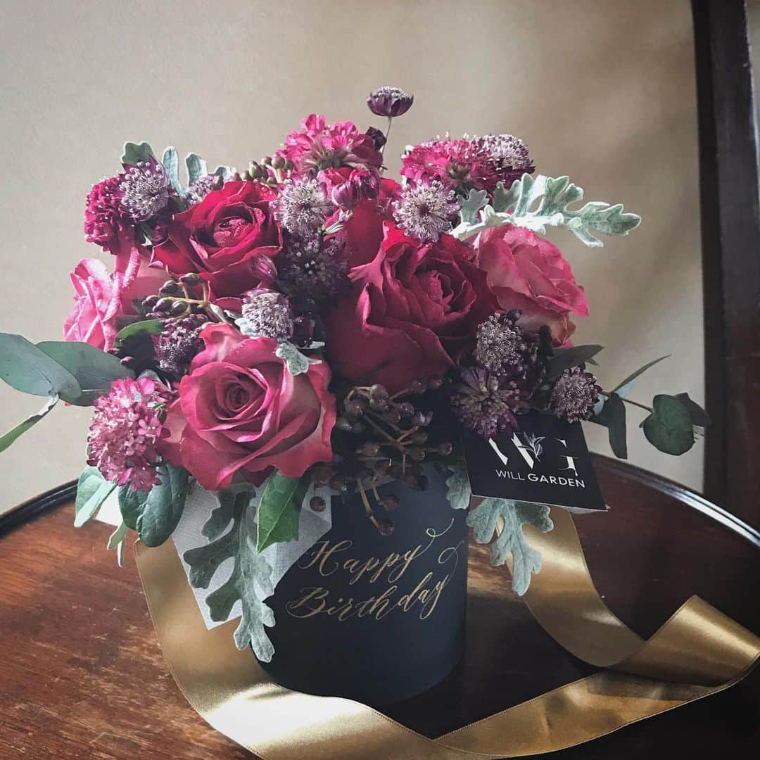 畑野ひろ子のインスタグラム：「FLOWER BOXを使ったBIRTHDAYアレンジ。  #flower #flowers #arrangement #willgarden #boxarrange #boxflower」