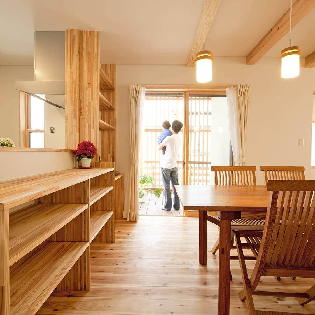 木の家ミヤシタさんのインスタグラム写真 - (木の家ミヤシタInstagram)「ミヤシタは神戸市北区の木の家工務店🌿 【リビングから繋がる #ウッドデッキ 】  外と柔らかく仕切る木縦格子も心地良い。 外の視線を止めながら内からは視線が抜けていく 気持ちの良い空間ができました  #インテリアデザイン #施工事例  もっと見たい方へ プロフィールはこちらです🌿  @miyashita_wood  宮下は兵庫県神戸市北区の一級建築士事務所の工務店 です。 木造住宅による注文住宅の新築と建て替え、リフォーム、リノベーションをしています。  自社の製材所で兵庫県産木材の木を製材して大工の手仕事で木の家を建てています。 住宅性能 にもこだわり、セルロースファイバー断熱材を高気密高断熱のデコスドライ工法 を使い、床や内装に無垢材の杉・桧を取り入れています。  ハウスメーカー検討中の方、予算に合った木のある暮らしが叶うマイホーム作りをしてみませんか  Instagramの方は プロフィールページのURLをタップ  Facebookの方は↓↓こちらから https://miyashita-lww.jp  #宮下 #兵庫県 #神戸市北区 #工務店 #一級建築士事務所 #木造住宅 #注文住宅 #新築 #建て替え #リフォーム  #製材所 #兵庫県産木材 #木の家 #一戸建て #セルロースファイバー #セルロースファイバー断熱材  #デコスドライ工法 #無垢材の床  #ハウスメーカー検討中  #ナチュラル #木のあるくらし #マイホームづくり #おうちづくり #工務店選び #工務店がつくる家 #ミヤシタの家 #木が好きな人と繋がりたい」7月2日 19時05分 - miyashita_wood