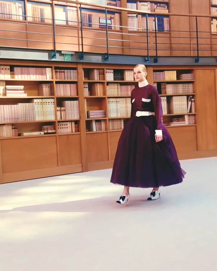 カロリーヌ・ド・メグレのインスタグラム：「#ChanelHauteCouture 🧡」