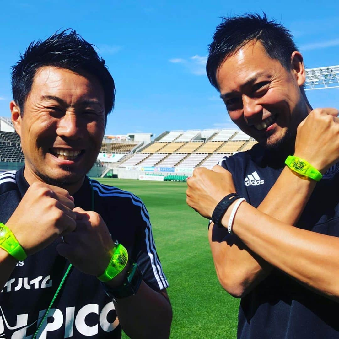 片山真人さんのインスタグラム写真 - (片山真人Instagram)「【ガチャスタグラム 共闘編】  県内プロスポーツ、共に盛り上げてこう‼️ 明日は俺らの番や⚽️ みんな、天皇杯で待ってるわ👍  #県内プロスポーツ #yamaga #松本山雅FC #onesoul #明日は勝つ #天皇杯 #初戦 #ボアルース長野 #長野パルセイロ #ボスいつもありがとう #若林順平 #デンセン #土橋宏由樹 #鐡戸裕史 #小澤修一 #片山真人 #ガチャ #gacha #明日はグッズ販売部隊 #仲間 #BANDEL #新シリーズ #LEDシリコンブレス」7月2日 19時04分 - gachastagram.11