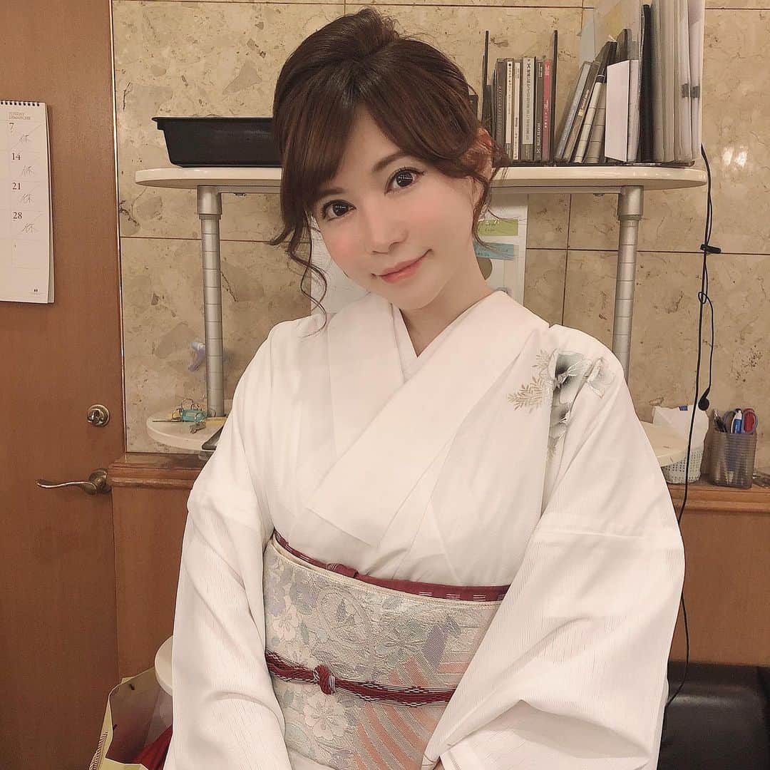 里美ゆりあのインスタグラム：「着物〜♥️ 似合ってるかな？？^^ 背景は気にしないでね笑 #着物#和服#舞人#キャバクラ#キャバ嬢 #六本木」