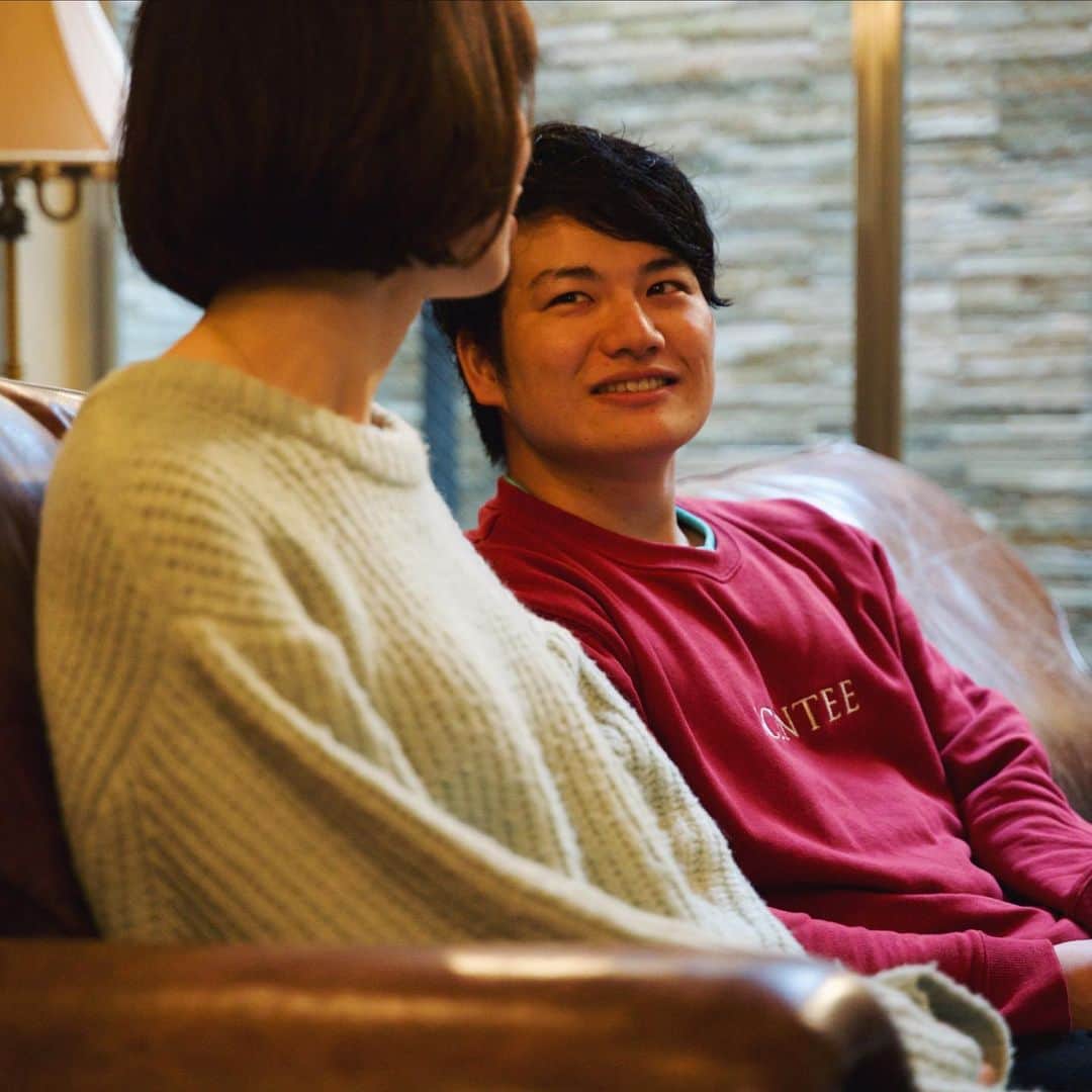 【公式】ペアーズ:恋愛マッチングサービスさんのインスタグラム写真 - (【公式】ペアーズ:恋愛マッチングサービスInstagram)「【取材してきました】 Pairs（ペアーズ）を通して結婚をされた方に、結婚後の生活やこれからについてインタビューをする #カップルライフ  今回は、YuyaさんAikoさん夫妻のお話を聞いてきました。仕事に熱心すぎるYuyaさんが最近怒られたこととは…？詳しくはPairsの「幸せレポート」を検索！ ———————————————————————— ペアーズは趣味や価値観の合う人に出会えるマッチングサービスです。 ペアーズについての詳細は、 @pairs.lv のトップリンクをチェック！ ———————————————————————— #ペアーズ #幸せレポート #カップルライフ #ペアーズカップル #ペアーズ婚 #恋活 #婚活 #出会い #マッチングアプリ #恋人 #デート #恋愛 #恋活アプリ #婚活アプリ #幸せ #ラブラブ #デート #恋愛 #結婚生活 #インタビュー #日常 #暮らし #写真好きな人と繋がりたい #家族写真 #夫婦 #couple #couplephoto」7月2日 18時59分 - pairs.lv