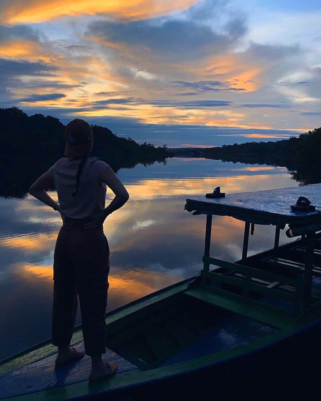 sananasのインスタグラム：「Me, myself & I 🤫 À 5:00 du mat’ tranquillou pilou ✌🏻Oui je me suis un peu amusée avec les reflets dans l’eau 🙈Ça me rappelle quand j’étais petite et que je mettais pleins de peintures de différentes couleurs sur une feuille et que je la pliais en deux : symétrie parfaite 😍 Vous le faisiez aussi ? Me laissez pas seule dans mon délire SVP 👀 . #RioNegro #Amazonie #Amazonas #Bresil #Brazil #TuiFrance」