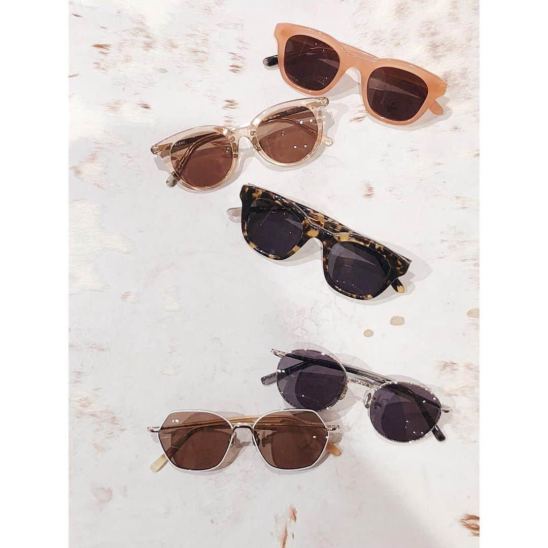 IÉNA LA BOUCLEさんのインスタグラム写真 - (IÉNA LA BOUCLEInstagram)「recommend sunglasses﻿ --------------------------------﻿ ﻿ 【BLANC.】﻿ 日本のアイウェアブランド。﻿ フィット感がよく、﻿ かけやすいのが魅力的。﻿ ﻿ 今年らしい、﻿ デザインやカラーをご用意﻿ しております♪﻿ 今年のサングラスを探しに…♥﻿ ﻿ --------------------------------﻿﻿﻿﻿﻿﻿﻿﻿﻿﻿﻿﻿ （上から）﻿ sunglasses【BLANC.】﻿ ¥25,000+tax﻿ no.18116910000210﻿ ﻿ sunglasses【BLANC.】﻿ ¥28,000+tax﻿ no.19116910000410﻿ ﻿ sunglasses【BLANC.】﻿ ¥25,000+tax ﻿ no.19116910000310﻿ ﻿ sunglasses【BLANC.】﻿ ¥25,000+tax﻿ no.19116910000330﻿ ﻿ sunglasses【BLANC.】﻿ ¥25,000+tax﻿ no.19116910000130﻿ ﻿ ﻿ #iena_la_boucle﻿﻿﻿﻿﻿﻿﻿﻿﻿﻿﻿﻿﻿﻿ #laboucle #iena﻿﻿﻿﻿﻿﻿﻿﻿﻿﻿﻿﻿﻿﻿ #boucle_19ss﻿﻿﻿﻿﻿﻿﻿﻿﻿﻿﻿」7月2日 19時04分 - iena.la.boucle.store