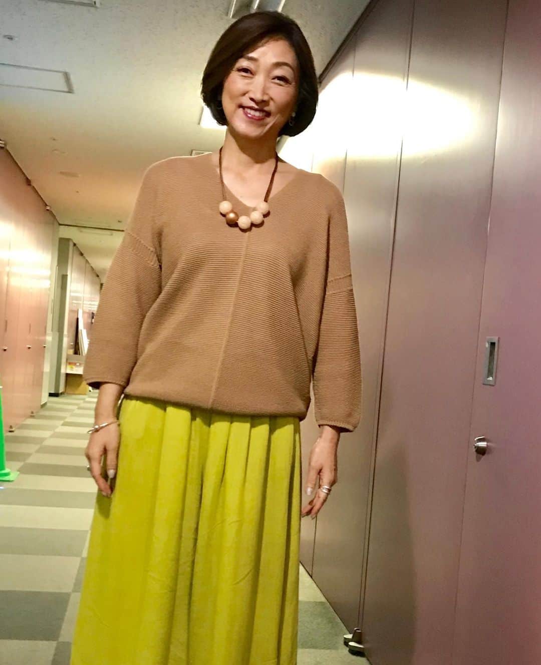 田中ウルヴェ京さんのインスタグラム写真 - (田中ウルヴェ京Instagram)「最近ワイドスカートが多いです。 何食べても大丈夫そうです。。。 危ない衣装です。 Nスタ終了後の楽屋前で。😊」7月2日 19時08分 - miyako.tanaka.oulevey