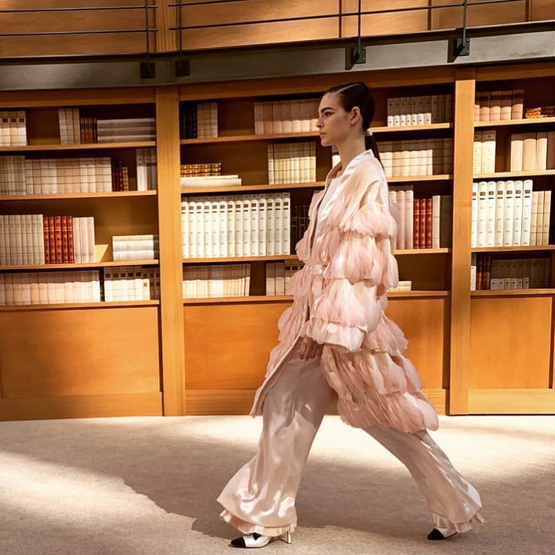 カリーヌ・ロワトフェルドのインスタグラム：「The Bride💓 @chanelofficial @vittoria #virginieviard @sammcknight1 @luciapicaofficial 💓💓💓💓」