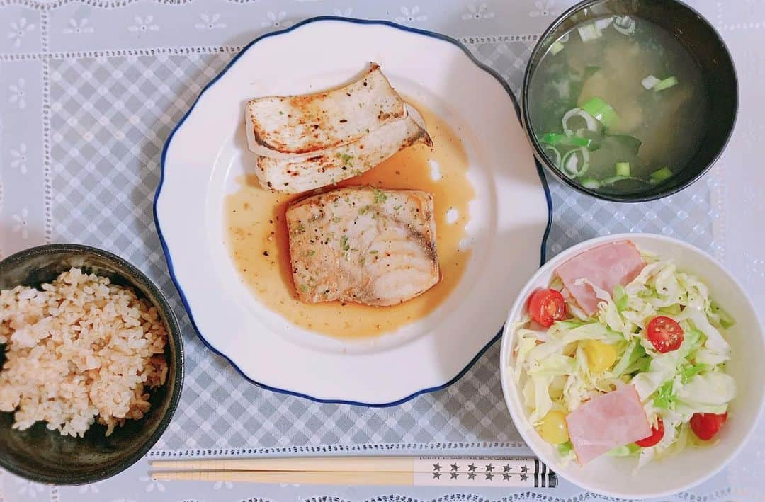 桐生美希さんのインスタグラム写真 - (桐生美希Instagram)「💖カジキマグロのバターレモンステーキ エリンギ添え 💖フレッシュサラダ 💖ワカメのおねぎのお味噌汁 💖発芽玄米  お味噌汁の味付けはいつも白だしだったんだけど、 今日は昆布からお出汁取ってみた🍳やさしいおあじ！  電気ケトルでお湯を沸かしてからお鍋に移して作ると合計3分弱で お味噌汁できるから超時短になりますよ♡((o(´∀｀)o)) #japanesefood #healthyrecipes #今日の献立#自炊女子 #ヘルシーごはん #料理記録#cookingram #酵素玄米#発芽玄米#乳酸菌#ビーガン#ダイエットアドバイザー#サイリウム#サイリウムハスク#おからパウダー#小技 #時短レシピ #簡単ごはん #カジキマグロ#えりんぎ #ダイエットレシピ#カフェご飯 #痩せちゃうごはん」7月2日 19時12分 - raita_miyu