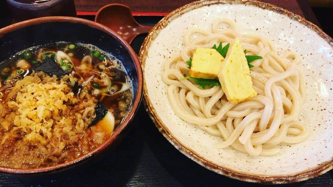 田中ウルヴェ京さんのインスタグラム写真 - (田中ウルヴェ京Instagram)「いつも目黒駅向かう途中で行列だなあーって思ってた、うどん屋さん。 夏休みで日本に戻ってきた子供達と。  やっぱり日本ではあらゆる和食を試すのがいいね。😊 Very nice Udon restaurant in the neighborhood.」7月2日 19時12分 - miyako.tanaka.oulevey