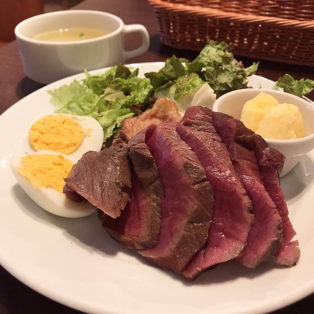 りょうくんグルメさんのインスタグラム写真 - (りょうくんグルメInstagram)「【赤坂 肉塊UNO】 厚切りローストビーフランチ🤤 ⠀ 🏠#赤坂 #肉塊uno 🚶‍♂️溜池山王駅11番出口徒歩1分 赤坂駅徒歩4分 赤坂見附駅徒歩9分 📖ローストビーフランチ1100円  厚切りローストビーフ レアとゆうか叩き感あってまじうまい。 嚙み切れる系ではなく何回も噛んで食べるお肉 ⠀ もっちりとした小さめのチーズパン二つスープもついてる。 ⠀ ローストビーフの下にチキンも隠れてる。 150gのローストビーフと100gのローストチキンが入ったボリュームランチ。 スープやサラダは味が薄い。 ⠀ テーブルには塩胡椒がおいてある。 肉に変に味が付いてないので、お肉そのままの味が好きな人にオススメ。とゆうかお肉そのものの味が苦手ならオススメしない  以前は12:30くらいには売り切れていたらしいが、今は落ち着いて平日13:00でもたべれた。 ⠀ 店内は広々としてオシャレ。 女性多め。 席数が多いのでお一人様でも入りやすい。 ⠀  スープやサラダはもうちょい味欲しいけど、これ家の近くにあったら毎日行きたい。 糖質制限やダイエットしてる人にまじオススメ」7月2日 19時23分 - uryo1113