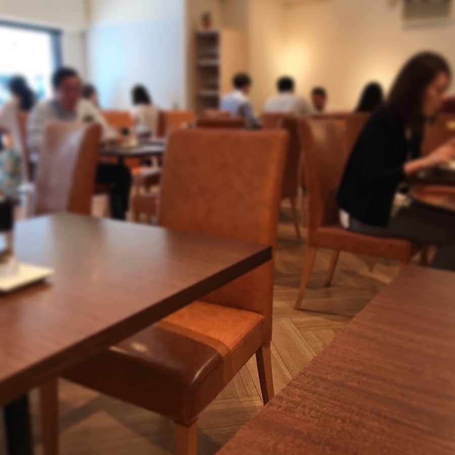 りょうくんグルメさんのインスタグラム写真 - (りょうくんグルメInstagram)「【赤坂 肉塊UNO】 厚切りローストビーフランチ🤤 ⠀ 🏠#赤坂 #肉塊uno 🚶‍♂️溜池山王駅11番出口徒歩1分 赤坂駅徒歩4分 赤坂見附駅徒歩9分 📖ローストビーフランチ1100円  厚切りローストビーフ レアとゆうか叩き感あってまじうまい。 嚙み切れる系ではなく何回も噛んで食べるお肉 ⠀ もっちりとした小さめのチーズパン二つスープもついてる。 ⠀ ローストビーフの下にチキンも隠れてる。 150gのローストビーフと100gのローストチキンが入ったボリュームランチ。 スープやサラダは味が薄い。 ⠀ テーブルには塩胡椒がおいてある。 肉に変に味が付いてないので、お肉そのままの味が好きな人にオススメ。とゆうかお肉そのものの味が苦手ならオススメしない  以前は12:30くらいには売り切れていたらしいが、今は落ち着いて平日13:00でもたべれた。 ⠀ 店内は広々としてオシャレ。 女性多め。 席数が多いのでお一人様でも入りやすい。 ⠀  スープやサラダはもうちょい味欲しいけど、これ家の近くにあったら毎日行きたい。 糖質制限やダイエットしてる人にまじオススメ」7月2日 19時23分 - uryo1113