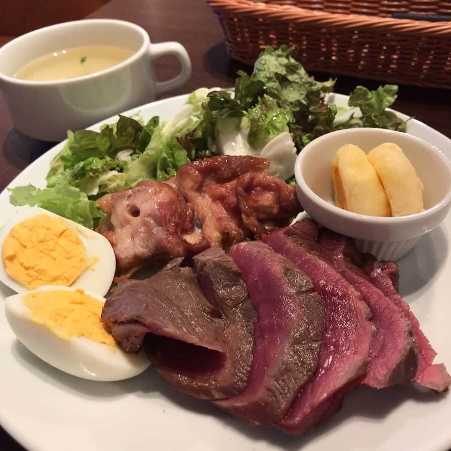 りょうくんグルメさんのインスタグラム写真 - (りょうくんグルメInstagram)「【赤坂 肉塊UNO】 厚切りローストビーフランチ🤤 ⠀ 🏠#赤坂 #肉塊uno 🚶‍♂️溜池山王駅11番出口徒歩1分 赤坂駅徒歩4分 赤坂見附駅徒歩9分 📖ローストビーフランチ1100円  厚切りローストビーフ レアとゆうか叩き感あってまじうまい。 嚙み切れる系ではなく何回も噛んで食べるお肉 ⠀ もっちりとした小さめのチーズパン二つスープもついてる。 ⠀ ローストビーフの下にチキンも隠れてる。 150gのローストビーフと100gのローストチキンが入ったボリュームランチ。 スープやサラダは味が薄い。 ⠀ テーブルには塩胡椒がおいてある。 肉に変に味が付いてないので、お肉そのままの味が好きな人にオススメ。とゆうかお肉そのものの味が苦手ならオススメしない  以前は12:30くらいには売り切れていたらしいが、今は落ち着いて平日13:00でもたべれた。 ⠀ 店内は広々としてオシャレ。 女性多め。 席数が多いのでお一人様でも入りやすい。 ⠀  スープやサラダはもうちょい味欲しいけど、これ家の近くにあったら毎日行きたい。 糖質制限やダイエットしてる人にまじオススメ」7月2日 19時23分 - uryo1113