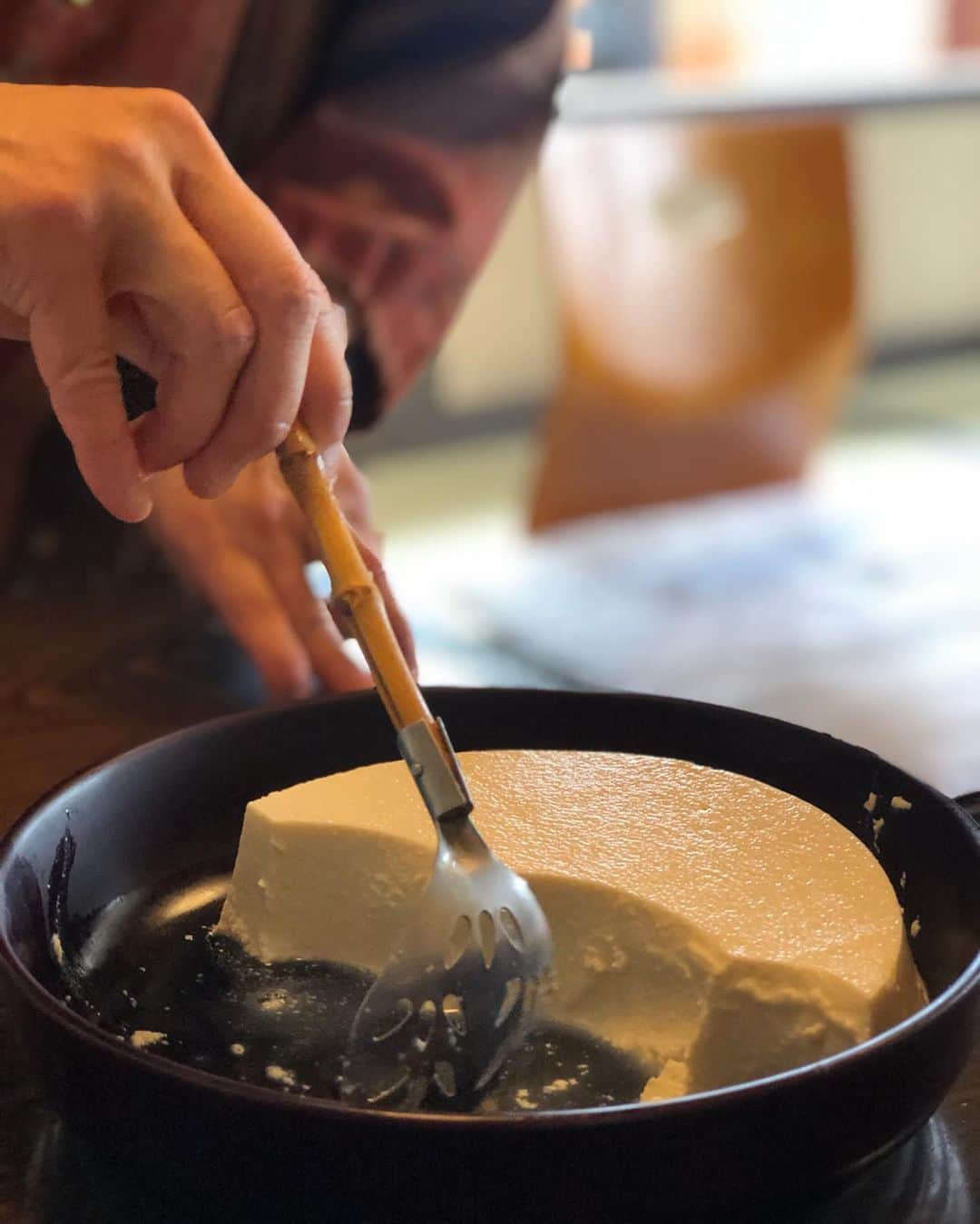 長谷川朋美さんのインスタグラム写真 - (長谷川朋美Instagram)「京都で美味しいお豆腐料理が食べたくて、教えてもらった #豆水楼 へ✨ 鴨川沿いの素敵なロケーションで、上品な豆腐懐石をいただきました☺️ 美味しかったー❣️ ・ 京都の街並みも建物も、おもてなしも大好き💕 定期にチャージしに来たい場所✨ ・ #京都 #kyoto #鴨川 #豆腐 #tofu #和 #japan #おもてなし」7月2日 19時16分 - hasegawa.elena.tomomi