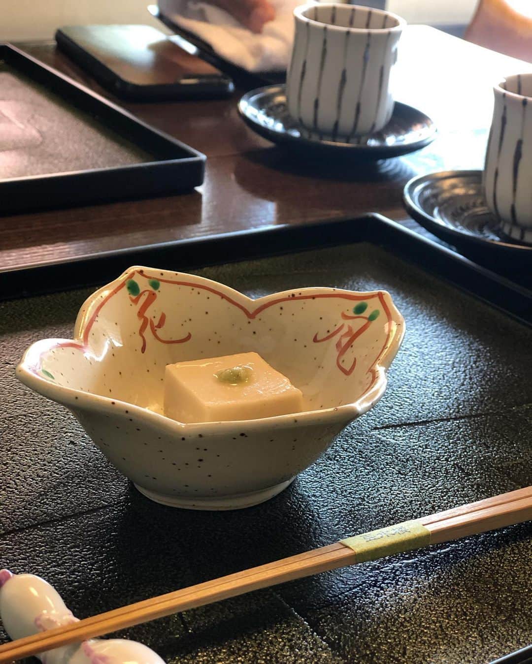 長谷川朋美さんのインスタグラム写真 - (長谷川朋美Instagram)「京都で美味しいお豆腐料理が食べたくて、教えてもらった #豆水楼 へ✨ 鴨川沿いの素敵なロケーションで、上品な豆腐懐石をいただきました☺️ 美味しかったー❣️ ・ 京都の街並みも建物も、おもてなしも大好き💕 定期にチャージしに来たい場所✨ ・ #京都 #kyoto #鴨川 #豆腐 #tofu #和 #japan #おもてなし」7月2日 19時16分 - hasegawa.elena.tomomi