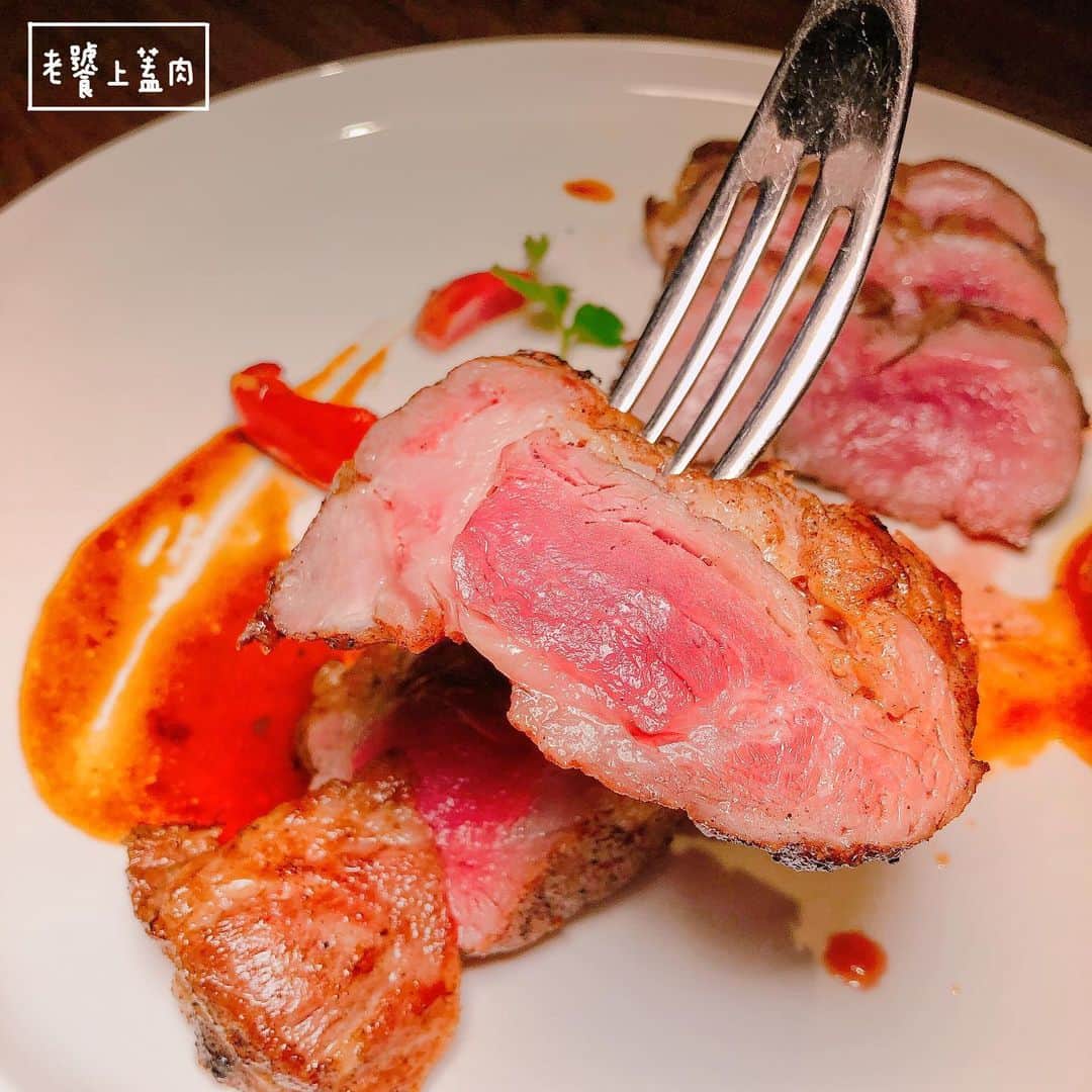 4foodie, for foodieさんのインスタグラム写真 - (4foodie, for foodieInstagram)「📍New Taipei, Taiwan Oli / 以下餐點及價位 花園沙拉 $280 美味程度：🌕🌕🌕🌕🌑 💡補充💡各式蔬菜搭配火龍果、橄欖以及火龍果醬汁，清爽無負擔，醬汁帶點微酸，刺激味蕾相當開胃👍🏻 番茄乳酪沙拉麵卷 $240 美味程度：🌕🌕🌕🌕🌑 💡補充💡這道菜在剛開始看菜名時還不太懂是什麼意思😅一上菜才了解，外皮是炸鍋的義大利麵麵，裡面包著番茄與乳酪，起司帶點牽絲，搭配黑松露醬與美乃滋！不會太油膩，蠻有趣的一道下酒菜。 大蒜蝦 $280 美味程度：🌕🌕🌕🌕🌗 💡補充💡這個蒜味超重🥰🥰🥰蝦子的份量蠻不少，而且都貼心地去殼了，吃的時候很方便👌🏻 特製辣炒德國豬腳 $280 美味程度：🌕🌕🌕🌕🌗 💡補充💡蠻喜歡這道菜，撇除了傳統的芥末醬，以辣炒的方式呈現，帶點台式的風味，豬腳已事先去骨，食用時相當方便，不會啃骨頭，豬腳肉很Q，豬腳皮也不會太硬😋😋😋 老饕上蓋肉8oz $1180 美味程度：🌕🌕🌕🌕🌕 💡補充💡不用吃到全熟的伊比利豬，豬肉香氣十足，帶點油脂香甜，肉質更是軟嫩🥰個人很愛，當然烹調方式也很下功夫，整體吃起來份量足也美味🐷 US Prime肋眼牛排 $1880 美味程度：🌕🌕🌕🌕🌗 💡補充💡一個大鐵盤放著滿滿的肉🥩搭配烤蒜頭、醬汁、黑松露泥與小萵苣葉，份量十足！牛排熟度則是完美五分熟，漂亮的粉紅色，帶點烤過的牛肉汁，非常美味可口💕💕💕 紅酒銅鑼燒 $180 美味程度：🌕🌕🌕🌕🌗 💡補充💡其實像是鬆餅般的口感，搭配焦糖香蕉、奶油與紅酒醬汁，份量不大，剛好幾口分食去油膩☺️ 鳳梨米布丁 $150 美味程度：🌕🌕🌕🌗🌑 💡補充💡鳳梨果乾還不錯吃，只是米布丁的部分我個人比較沒那麼喜歡，不過整體吃起來不會太甜，米粒也很Q! 整體 環境衛生：🌕🌕🌕🌕🌑 服務態度：🌕🌕🌕🌕🌑 再訪意願：🌕🌕🌕🌕🌗 🗺新北市新店區中興路三段220巷2號1樓 🚇捷運大坪林站3號出口 ☎(02)2910-5887 ⏰平日18:00-22:00 假日 12:00-16:00 17:00-22:00 🍽2019.06.22到訪用餐 💡補充💡oli除了餐點美味之外，調酒也蠻有特色的！我們當天點了瓦倫西亞早餐、艾爾芭女爵與奶油蜜桃🍑都是帶有甜味的調酒🍸除了艾爾芭女爵比較濃一點，其他兩款都是比較淡，不是很會喝的也可以接受喔😋 #4foodie #4foodie新北 #新店美食 #newtaipeicity #新北美食 #olirestaurantandbar #4foodie大坪林站 # #4foodieinnewtaipei #4foodieforfoodie ©️版權所有，不得轉載copyrights reserved」7月2日 19時16分 - 4foodie