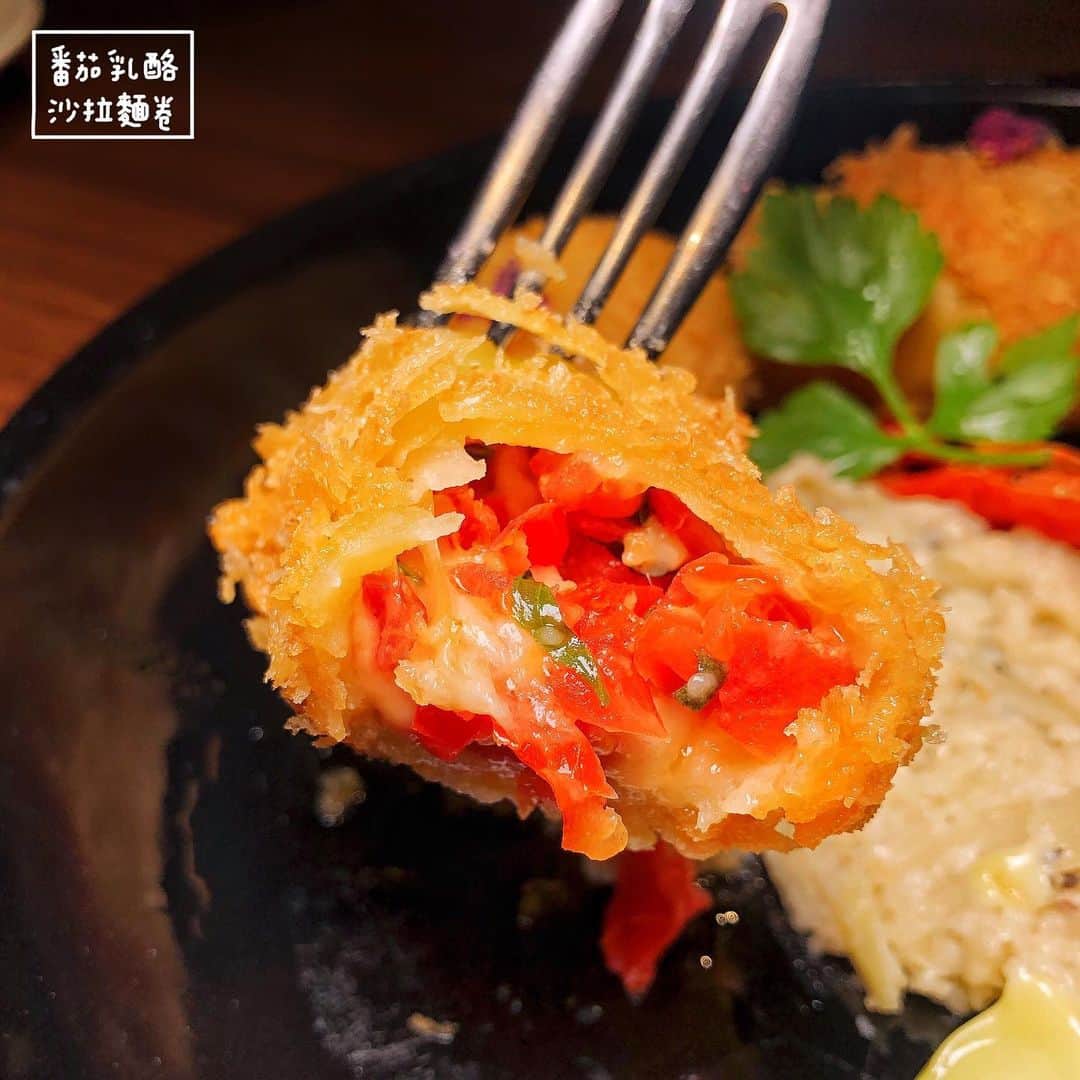 4foodie, for foodieさんのインスタグラム写真 - (4foodie, for foodieInstagram)「📍New Taipei, Taiwan Oli / 以下餐點及價位 花園沙拉 $280 美味程度：🌕🌕🌕🌕🌑 💡補充💡各式蔬菜搭配火龍果、橄欖以及火龍果醬汁，清爽無負擔，醬汁帶點微酸，刺激味蕾相當開胃👍🏻 番茄乳酪沙拉麵卷 $240 美味程度：🌕🌕🌕🌕🌑 💡補充💡這道菜在剛開始看菜名時還不太懂是什麼意思😅一上菜才了解，外皮是炸鍋的義大利麵麵，裡面包著番茄與乳酪，起司帶點牽絲，搭配黑松露醬與美乃滋！不會太油膩，蠻有趣的一道下酒菜。 大蒜蝦 $280 美味程度：🌕🌕🌕🌕🌗 💡補充💡這個蒜味超重🥰🥰🥰蝦子的份量蠻不少，而且都貼心地去殼了，吃的時候很方便👌🏻 特製辣炒德國豬腳 $280 美味程度：🌕🌕🌕🌕🌗 💡補充💡蠻喜歡這道菜，撇除了傳統的芥末醬，以辣炒的方式呈現，帶點台式的風味，豬腳已事先去骨，食用時相當方便，不會啃骨頭，豬腳肉很Q，豬腳皮也不會太硬😋😋😋 老饕上蓋肉8oz $1180 美味程度：🌕🌕🌕🌕🌕 💡補充💡不用吃到全熟的伊比利豬，豬肉香氣十足，帶點油脂香甜，肉質更是軟嫩🥰個人很愛，當然烹調方式也很下功夫，整體吃起來份量足也美味🐷 US Prime肋眼牛排 $1880 美味程度：🌕🌕🌕🌕🌗 💡補充💡一個大鐵盤放著滿滿的肉🥩搭配烤蒜頭、醬汁、黑松露泥與小萵苣葉，份量十足！牛排熟度則是完美五分熟，漂亮的粉紅色，帶點烤過的牛肉汁，非常美味可口💕💕💕 紅酒銅鑼燒 $180 美味程度：🌕🌕🌕🌕🌗 💡補充💡其實像是鬆餅般的口感，搭配焦糖香蕉、奶油與紅酒醬汁，份量不大，剛好幾口分食去油膩☺️ 鳳梨米布丁 $150 美味程度：🌕🌕🌕🌗🌑 💡補充💡鳳梨果乾還不錯吃，只是米布丁的部分我個人比較沒那麼喜歡，不過整體吃起來不會太甜，米粒也很Q! 整體 環境衛生：🌕🌕🌕🌕🌑 服務態度：🌕🌕🌕🌕🌑 再訪意願：🌕🌕🌕🌕🌗 🗺新北市新店區中興路三段220巷2號1樓 🚇捷運大坪林站3號出口 ☎(02)2910-5887 ⏰平日18:00-22:00 假日 12:00-16:00 17:00-22:00 🍽2019.06.22到訪用餐 💡補充💡oli除了餐點美味之外，調酒也蠻有特色的！我們當天點了瓦倫西亞早餐、艾爾芭女爵與奶油蜜桃🍑都是帶有甜味的調酒🍸除了艾爾芭女爵比較濃一點，其他兩款都是比較淡，不是很會喝的也可以接受喔😋 #4foodie #4foodie新北 #新店美食 #newtaipeicity #新北美食 #olirestaurantandbar #4foodie大坪林站 # #4foodieinnewtaipei #4foodieforfoodie ©️版權所有，不得轉載copyrights reserved」7月2日 19時16分 - 4foodie