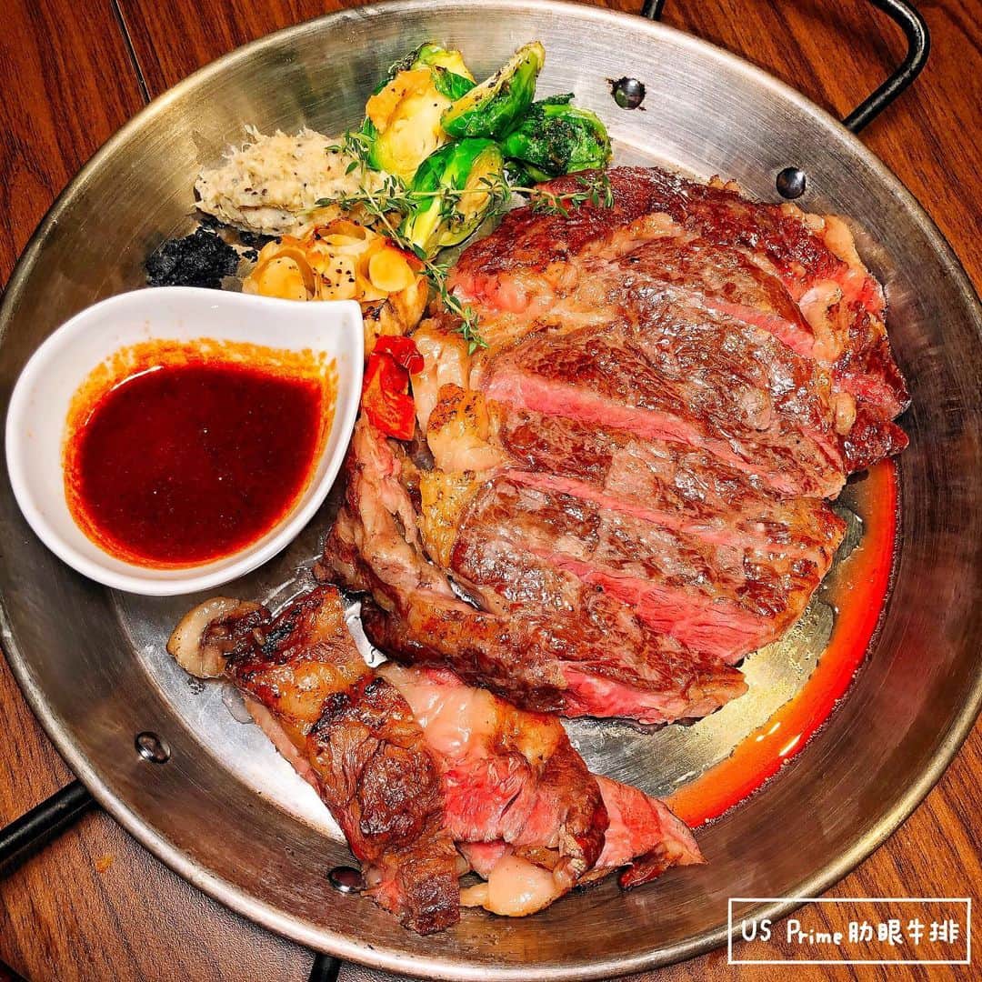 4foodie, for foodieさんのインスタグラム写真 - (4foodie, for foodieInstagram)「📍New Taipei, Taiwan Oli / 以下餐點及價位 花園沙拉 $280 美味程度：🌕🌕🌕🌕🌑 💡補充💡各式蔬菜搭配火龍果、橄欖以及火龍果醬汁，清爽無負擔，醬汁帶點微酸，刺激味蕾相當開胃👍🏻 番茄乳酪沙拉麵卷 $240 美味程度：🌕🌕🌕🌕🌑 💡補充💡這道菜在剛開始看菜名時還不太懂是什麼意思😅一上菜才了解，外皮是炸鍋的義大利麵麵，裡面包著番茄與乳酪，起司帶點牽絲，搭配黑松露醬與美乃滋！不會太油膩，蠻有趣的一道下酒菜。 大蒜蝦 $280 美味程度：🌕🌕🌕🌕🌗 💡補充💡這個蒜味超重🥰🥰🥰蝦子的份量蠻不少，而且都貼心地去殼了，吃的時候很方便👌🏻 特製辣炒德國豬腳 $280 美味程度：🌕🌕🌕🌕🌗 💡補充💡蠻喜歡這道菜，撇除了傳統的芥末醬，以辣炒的方式呈現，帶點台式的風味，豬腳已事先去骨，食用時相當方便，不會啃骨頭，豬腳肉很Q，豬腳皮也不會太硬😋😋😋 老饕上蓋肉8oz $1180 美味程度：🌕🌕🌕🌕🌕 💡補充💡不用吃到全熟的伊比利豬，豬肉香氣十足，帶點油脂香甜，肉質更是軟嫩🥰個人很愛，當然烹調方式也很下功夫，整體吃起來份量足也美味🐷 US Prime肋眼牛排 $1880 美味程度：🌕🌕🌕🌕🌗 💡補充💡一個大鐵盤放著滿滿的肉🥩搭配烤蒜頭、醬汁、黑松露泥與小萵苣葉，份量十足！牛排熟度則是完美五分熟，漂亮的粉紅色，帶點烤過的牛肉汁，非常美味可口💕💕💕 紅酒銅鑼燒 $180 美味程度：🌕🌕🌕🌕🌗 💡補充💡其實像是鬆餅般的口感，搭配焦糖香蕉、奶油與紅酒醬汁，份量不大，剛好幾口分食去油膩☺️ 鳳梨米布丁 $150 美味程度：🌕🌕🌕🌗🌑 💡補充💡鳳梨果乾還不錯吃，只是米布丁的部分我個人比較沒那麼喜歡，不過整體吃起來不會太甜，米粒也很Q! 整體 環境衛生：🌕🌕🌕🌕🌑 服務態度：🌕🌕🌕🌕🌑 再訪意願：🌕🌕🌕🌕🌗 🗺新北市新店區中興路三段220巷2號1樓 🚇捷運大坪林站3號出口 ☎(02)2910-5887 ⏰平日18:00-22:00 假日 12:00-16:00 17:00-22:00 🍽2019.06.22到訪用餐 💡補充💡oli除了餐點美味之外，調酒也蠻有特色的！我們當天點了瓦倫西亞早餐、艾爾芭女爵與奶油蜜桃🍑都是帶有甜味的調酒🍸除了艾爾芭女爵比較濃一點，其他兩款都是比較淡，不是很會喝的也可以接受喔😋 #4foodie #4foodie新北 #新店美食 #newtaipeicity #新北美食 #olirestaurantandbar #4foodie大坪林站 # #4foodieinnewtaipei #4foodieforfoodie ©️版權所有，不得轉載copyrights reserved」7月2日 19時16分 - 4foodie
